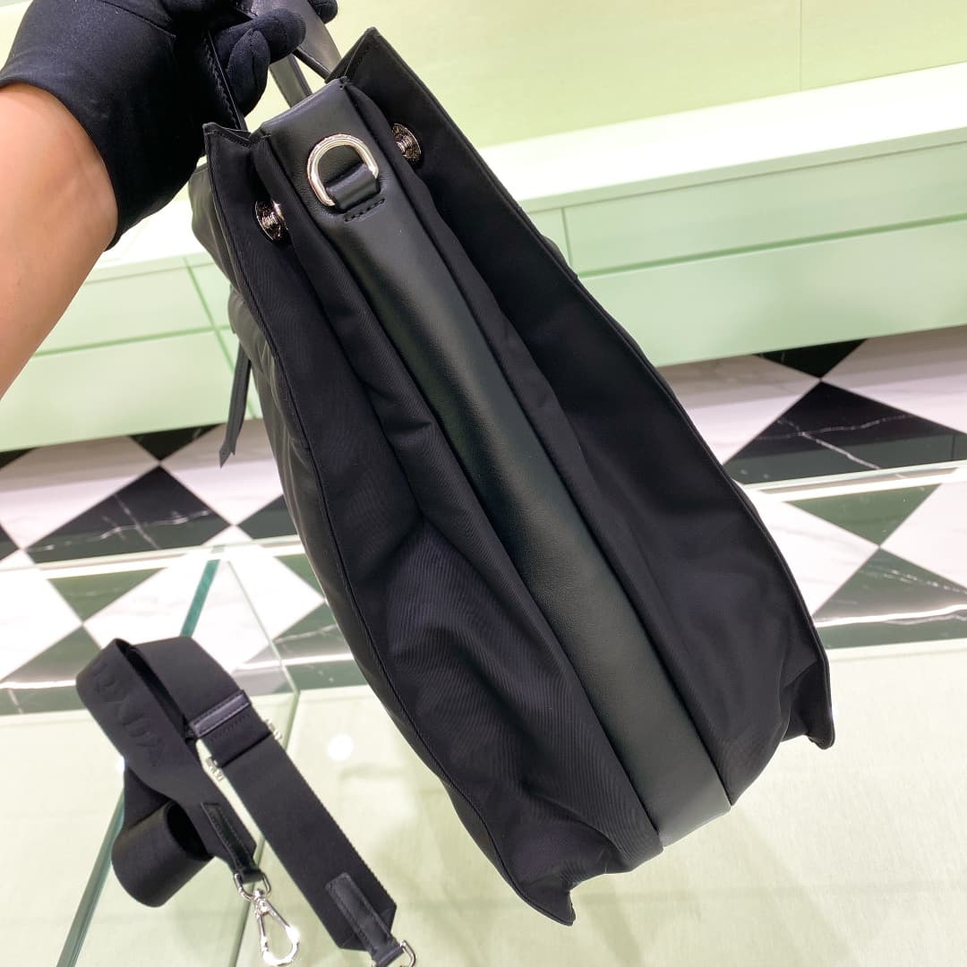 C6974 ✨New model launched! ✨2VG076 Re-Nylon recycled nylon tote bag — image 3