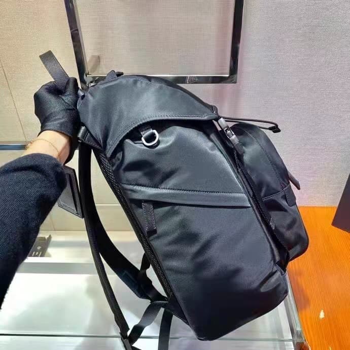 C7025 🎉 Environmental Protection Collection🎉2VZ135🎉🎉 This backpack is made from innovative recycled nylon material, featuring a classic design. It comes with a flap with straps and buttons, as well as four external zipper pockets. The back panel features  — image 5