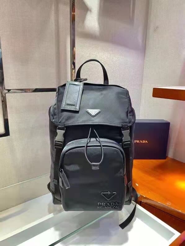 C7025 🎉 Environmental Protection Collection🎉2VZ135🎉🎉 This backpack is made from innovative recycled nylon material, featuring a classic design. It comes with a flap with straps and buttons, as well as four external zipper pockets. The back panel features  — image 2