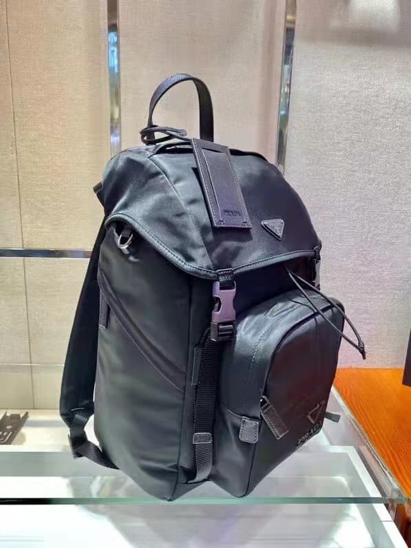 C7025 🎉 Environmental Protection Collection🎉2VZ135🎉🎉 This backpack is made from innovative recycled nylon material, featuring a classic design. It comes with a flap with straps and buttons, as well as four external zipper pockets. The back panel features  — image 3