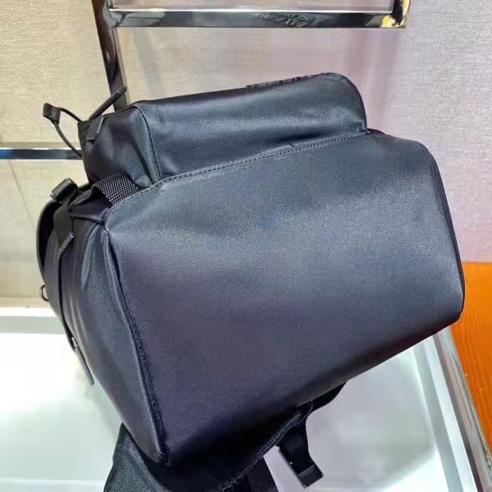 C7025 🎉 Environmental Protection Collection🎉2VZ135🎉🎉 This backpack is made from innovative recycled nylon material, featuring a classic design. It comes with a flap with straps and buttons, as well as four external zipper pockets. The back panel features  — image 6