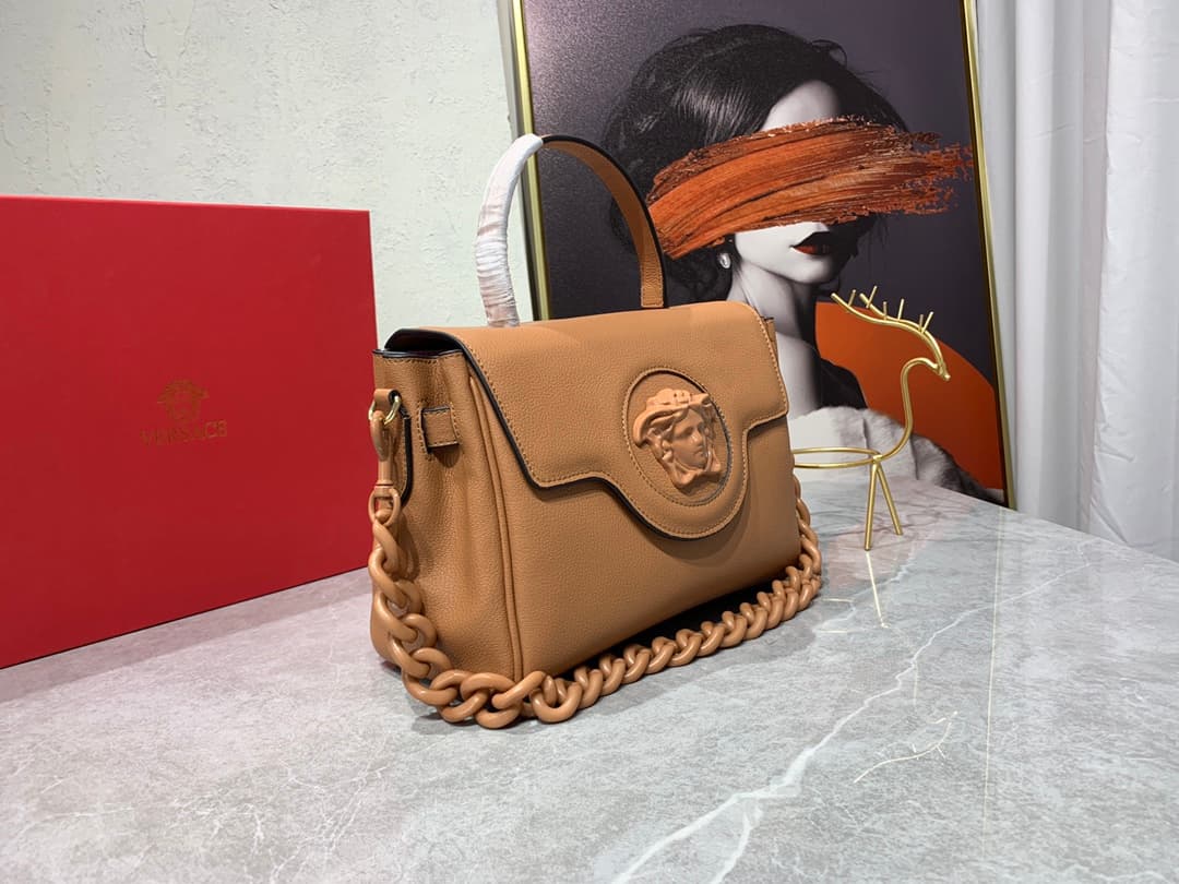 C8352 New colors 🎊💰 Small size 390 Versace – there are many new designs this year that are really impressive! The new bags in the LaMedusa series, like the Beaver Ken豆 style, are also very stylish. It is said that the design inspiration comes from marine  — image 2