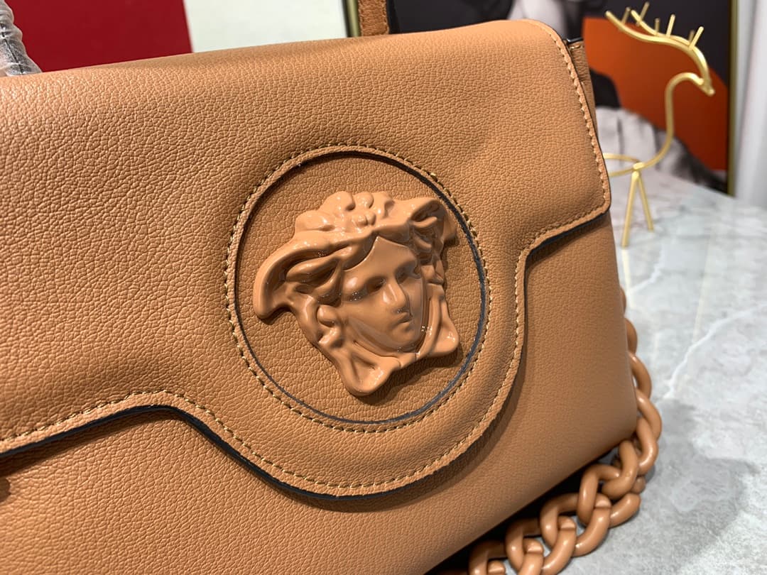 C8352 New colors 🎊💰 Small size 390 Versace – there are many new designs this year that are really impressive! The new bags in the LaMedusa series, like the Beaver Ken豆 style, are also very stylish. It is said that the design inspiration comes from marine  — image 4