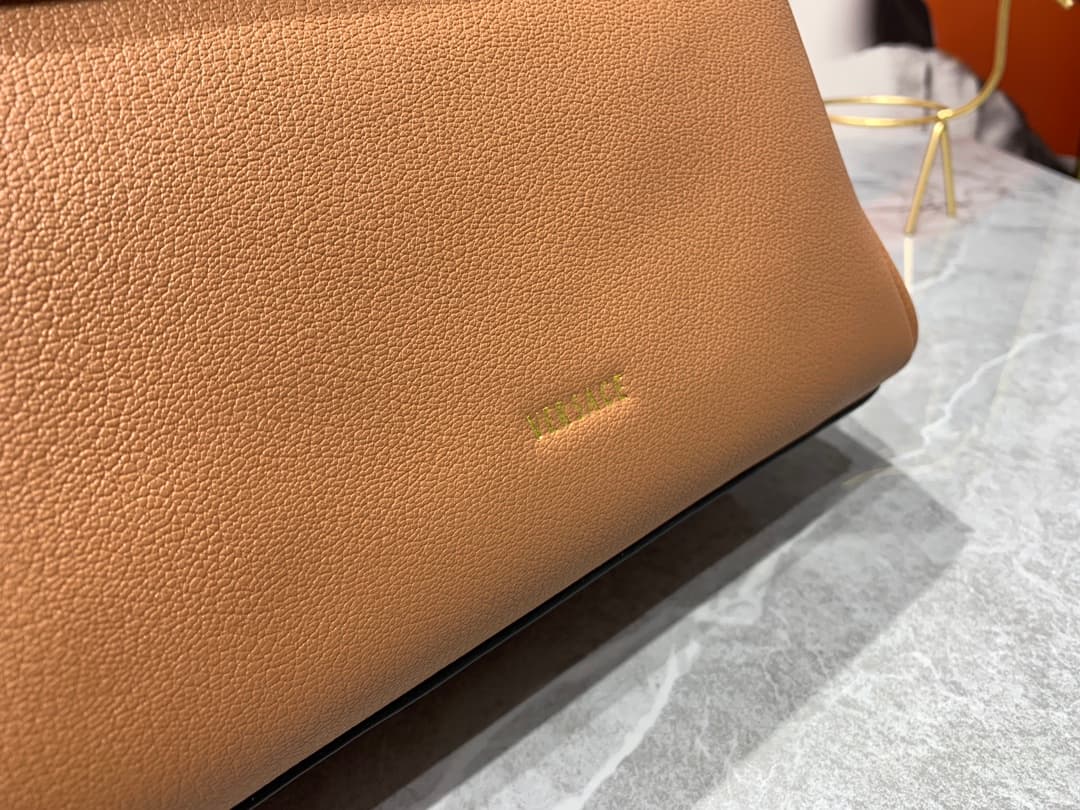 C8352 New colors 🎊💰 Small size 390 Versace – there are many new designs this year that are really impressive! The new bags in the LaMedusa series, like the Beaver Ken豆 style, are also very stylish. It is said that the design inspiration comes from marine  — image 6