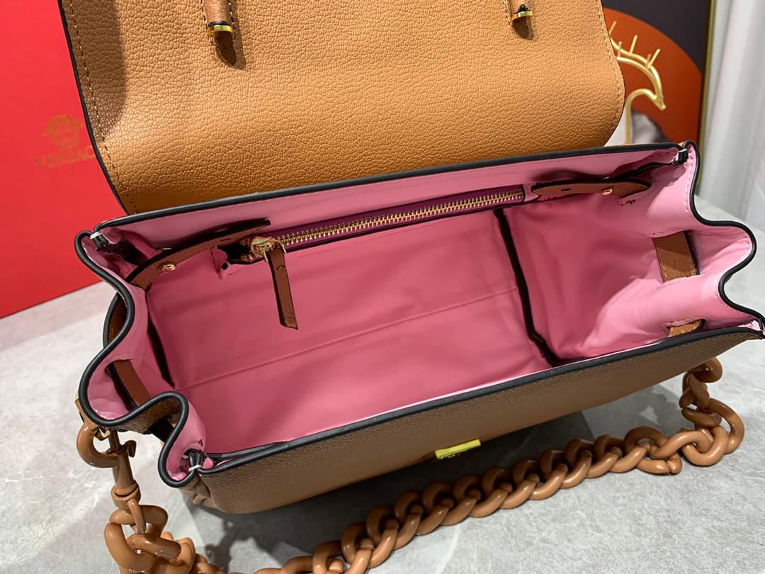 C8352 New colors 🎊💰 Small size 390 Versace – there are many new designs this year that are really impressive! The new bags in the LaMedusa series, like the Beaver Ken豆 style, are also very stylish. It is said that the design inspiration comes from marine  — image 8