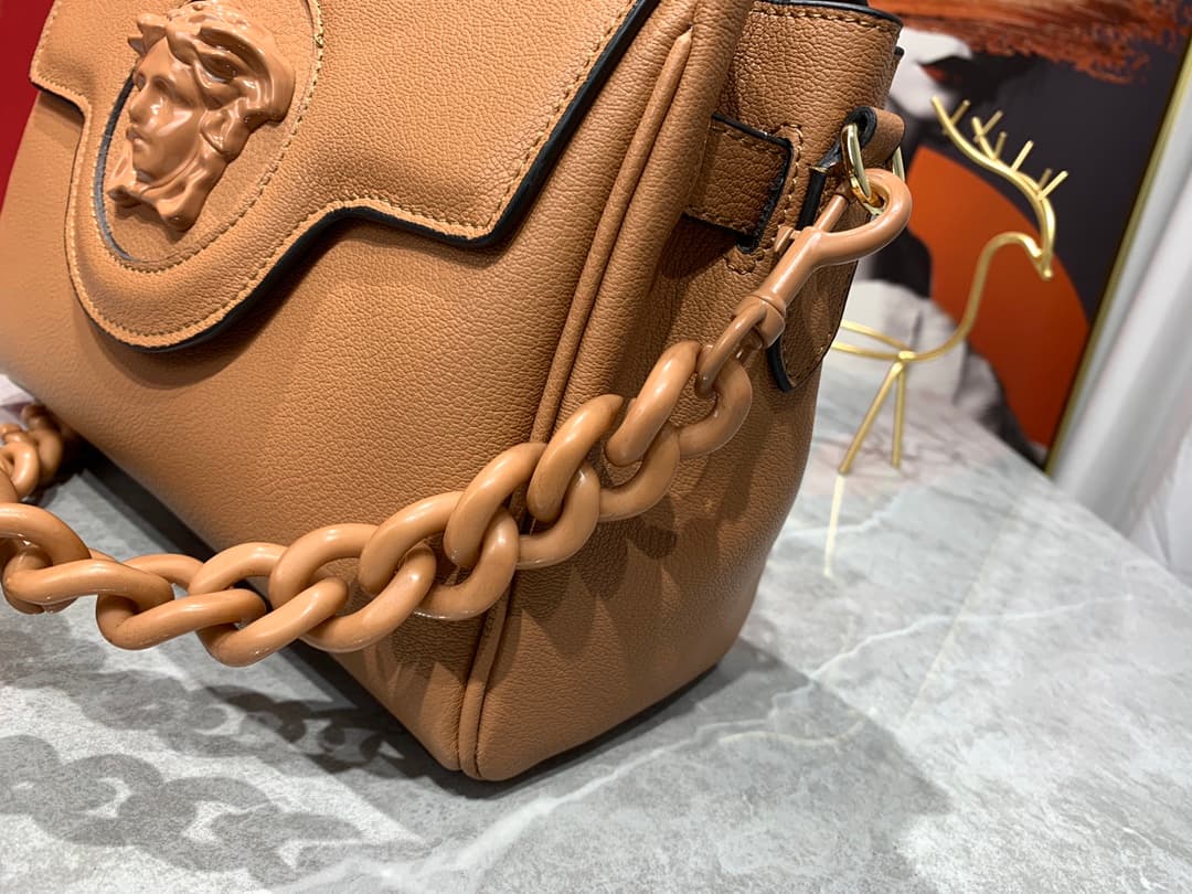 C8352 New colors 🎊💰 Small size 390 Versace – there are many new designs this year that are really impressive! The new bags in the LaMedusa series, like the Beaver Ken豆 style, are also very stylish. It is said that the design inspiration comes from marine  — image 5