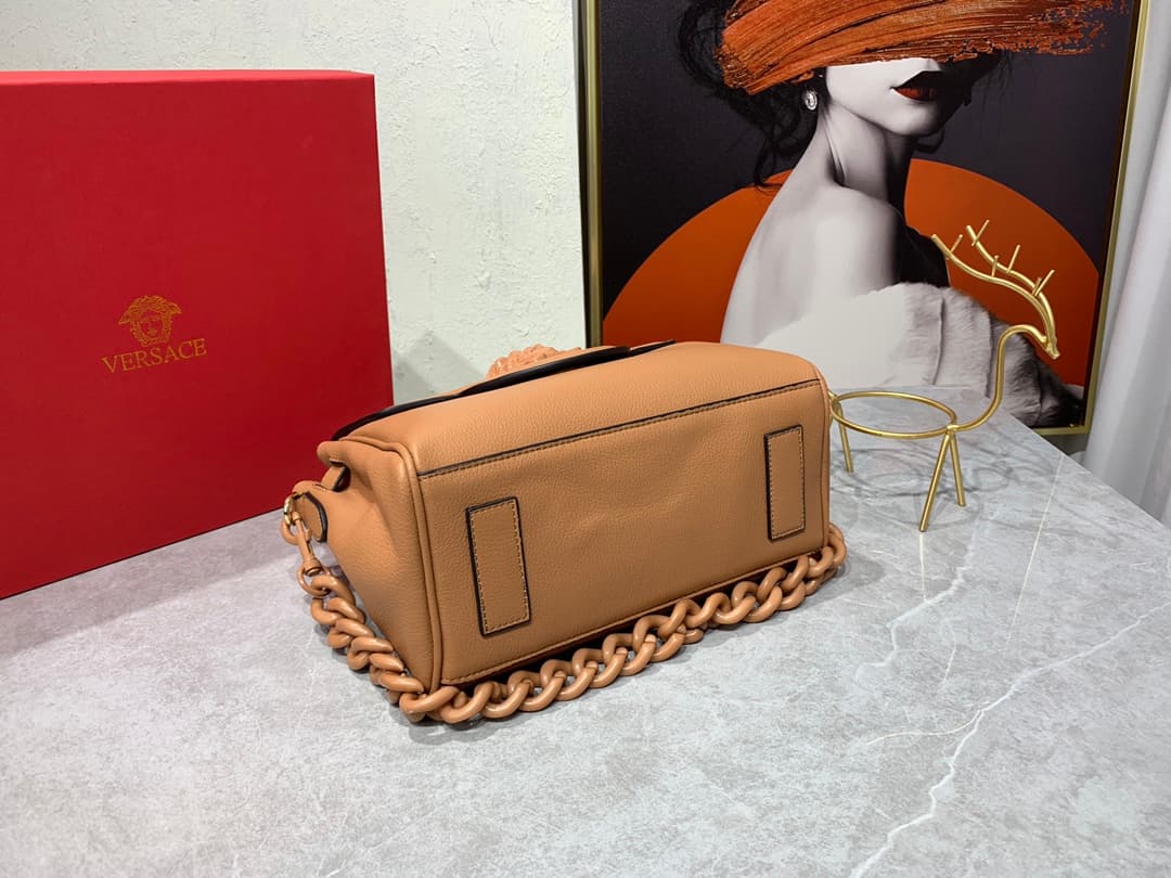 C8352 New colors 🎊💰 Small size 390 Versace – there are many new designs this year that are really impressive! The new bags in the LaMedusa series, like the Beaver Ken豆 style, are also very stylish. It is said that the design inspiration comes from marine  — image 7