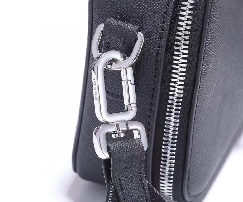 C6940 Batch ✨ (with original box) New vintage/retro camera bag ✨ 2VH070. It features a triangular enamel logo that further enhances its elegant style. Made from imported cross-stitched leather 👏 and polished hardware 👍, it looks really cool. It also has a — image 6