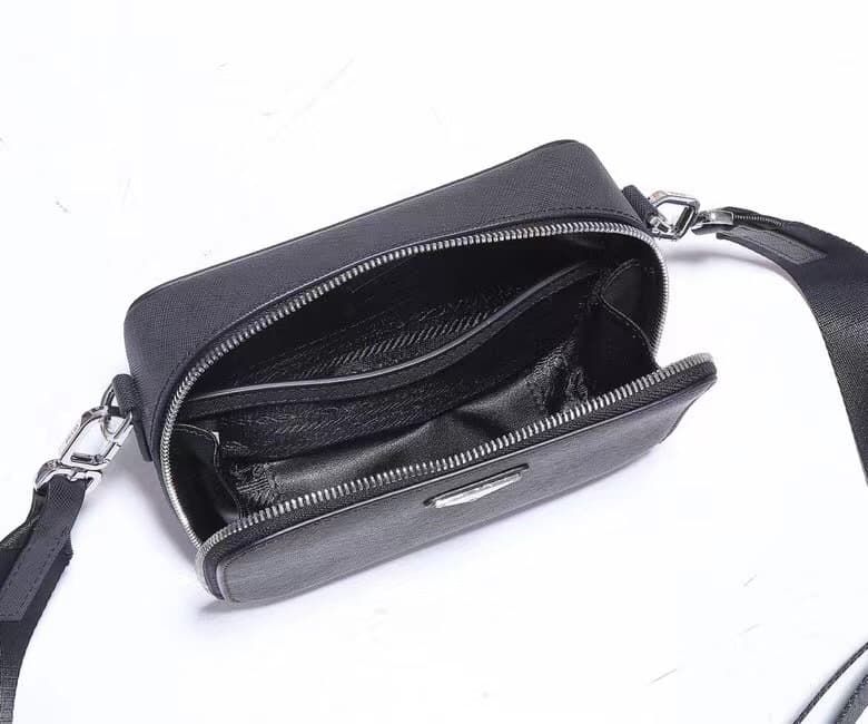 C6940 Batch ✨ (with original box) New vintage/retro camera bag ✨ 2VH070. It features a triangular enamel logo that further enhances its elegant style. Made from imported cross-stitched leather 👏 and polished hardware 👍, it looks really cool. It also has a — image 7