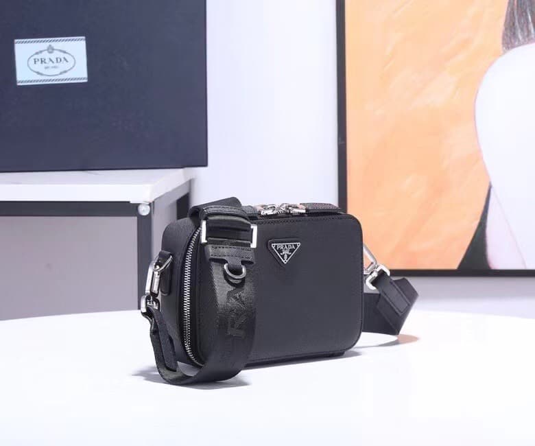 C6940 Batch ✨ (with original box) New vintage/retro camera bag ✨ 2VH070. It features a triangular enamel logo that further enhances its elegant style. Made from imported cross-stitched leather 👏 and polished hardware 👍, it looks really cool. It also has a — image 2