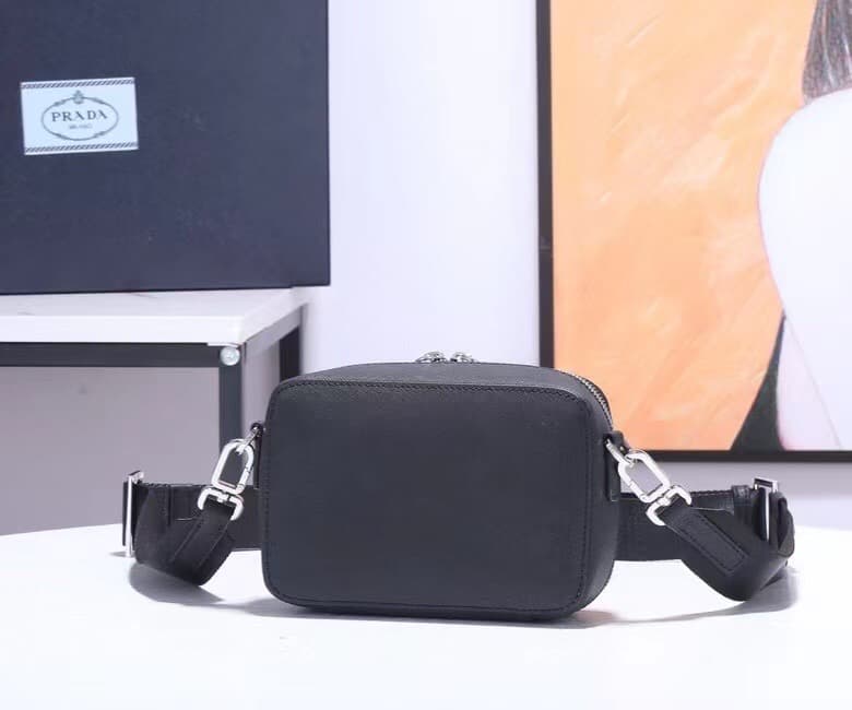 C6940 Batch ✨ (with original box) New vintage/retro camera bag ✨ 2VH070. It features a triangular enamel logo that further enhances its elegant style. Made from imported cross-stitched leather 👏 and polished hardware 👍, it looks really cool. It also has a — image 3