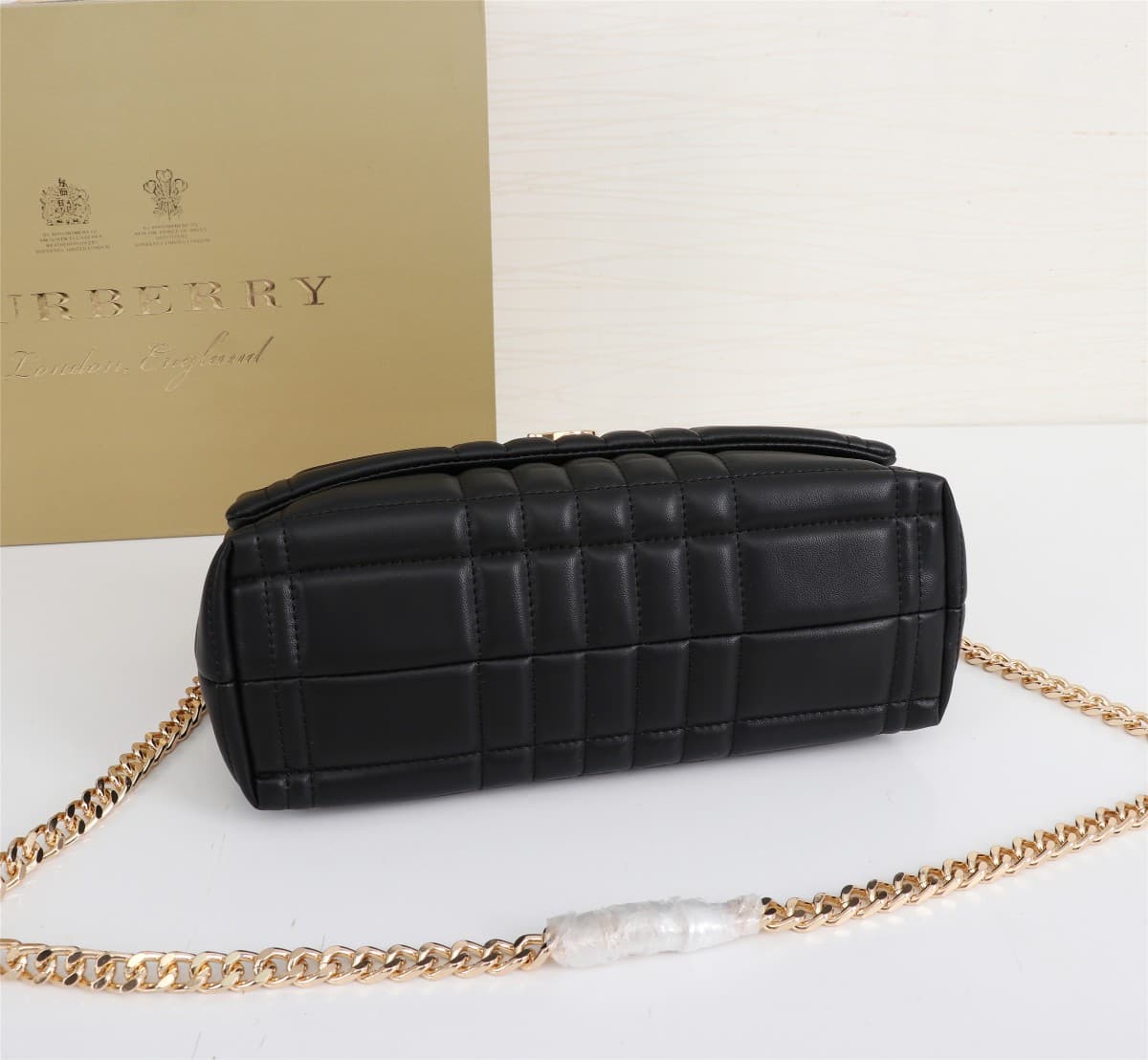 C64 🔥🔥The new Leather Bags from Brand B feature exquisite and unique school-style quilting designs. They are adorned with the distinctive logo of Thomas Burberry, along with shiny chain straps. It can be carried on the shoulders, or used with a handle at  — image 4