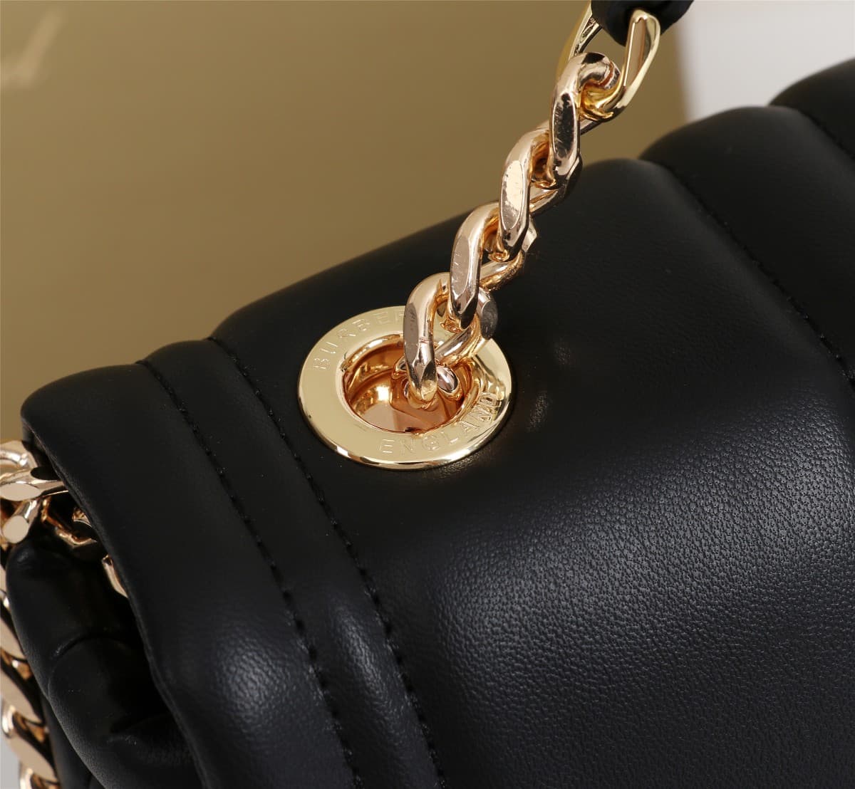 C64 🔥🔥The new Leather Bags from Brand B feature exquisite and unique school-style quilting designs. They are adorned with the distinctive logo of Thomas Burberry, along with shiny chain straps. It can be carried on the shoulders, or used with a handle at  — image 5