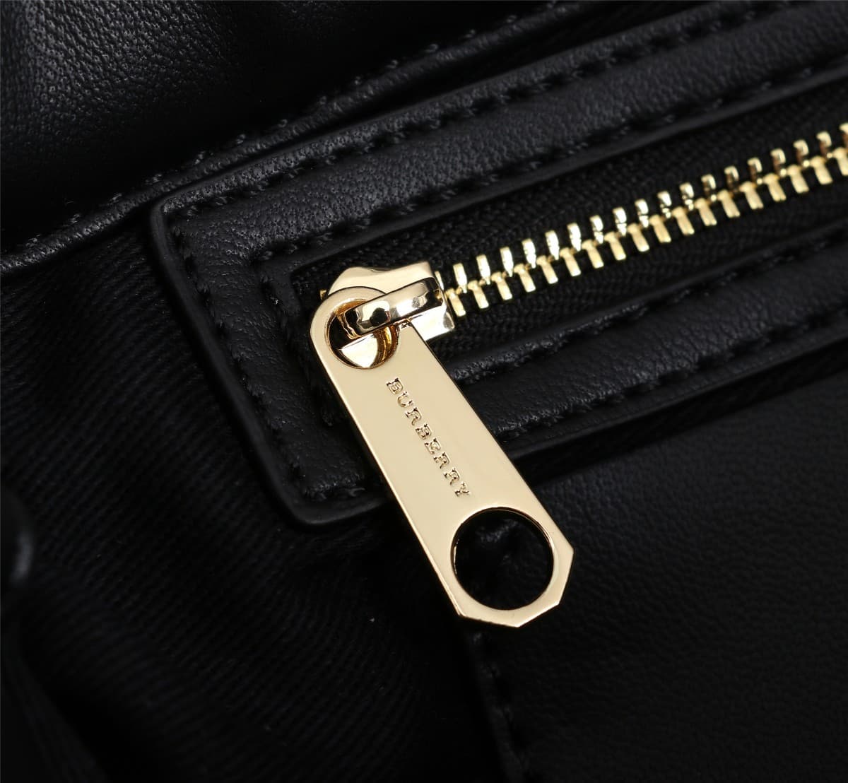 C64 🔥🔥The new Leather Bags from Brand B feature exquisite and unique school-style quilting designs. They are adorned with the distinctive logo of Thomas Burberry, along with shiny chain straps. It can be carried on the shoulders, or used with a handle at  — image 6