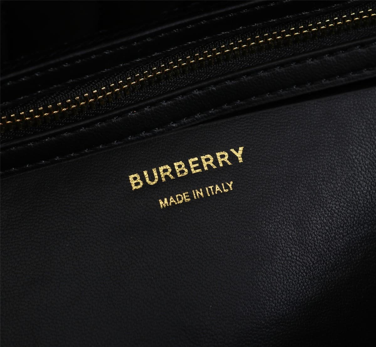 C64 🔥🔥The new Leather Bags from Brand B feature exquisite and unique school-style quilting designs. They are adorned with the distinctive logo of Thomas Burberry, along with shiny chain straps. It can be carried on the shoulders, or used with a handle at  — image 7