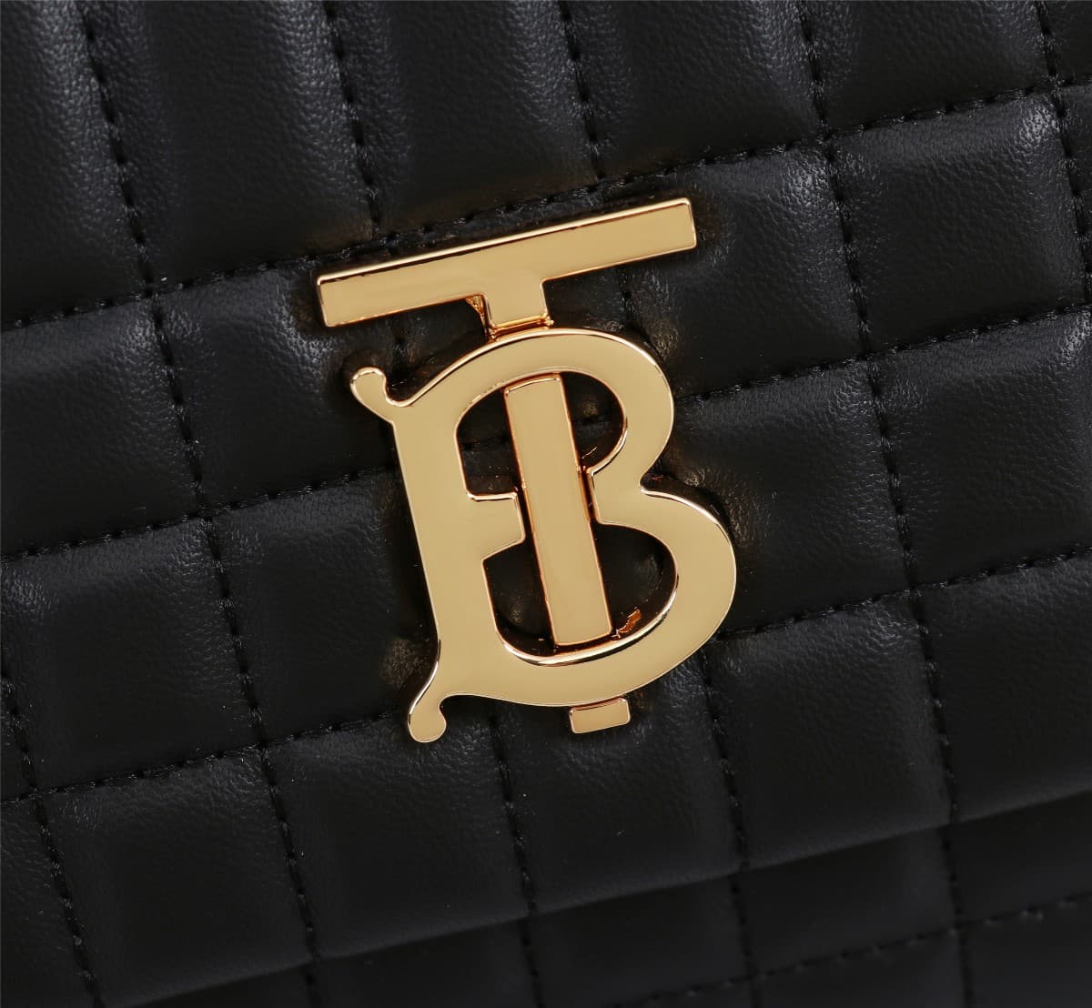 C64 🔥🔥The new Leather Bags from Brand B feature exquisite and unique school-style quilting designs. They are adorned with the distinctive logo of Thomas Burberry, along with shiny chain straps. It can be carried on the shoulders, or used with a handle at  — image 8