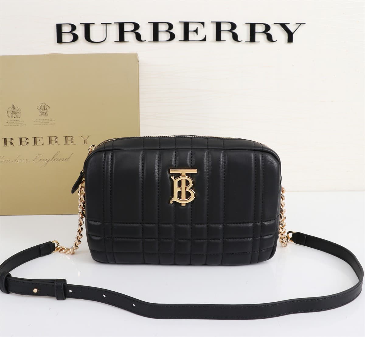 C65 🔥🔥The new large-sized leather tote bag from Brand B features exquisite and unique embroidery in an academy-style design 🤪🤪 It is decorated with the distinctive logo of Thomas Burberry, and comes with shiny chain straps. It can be carried on the should — image 1