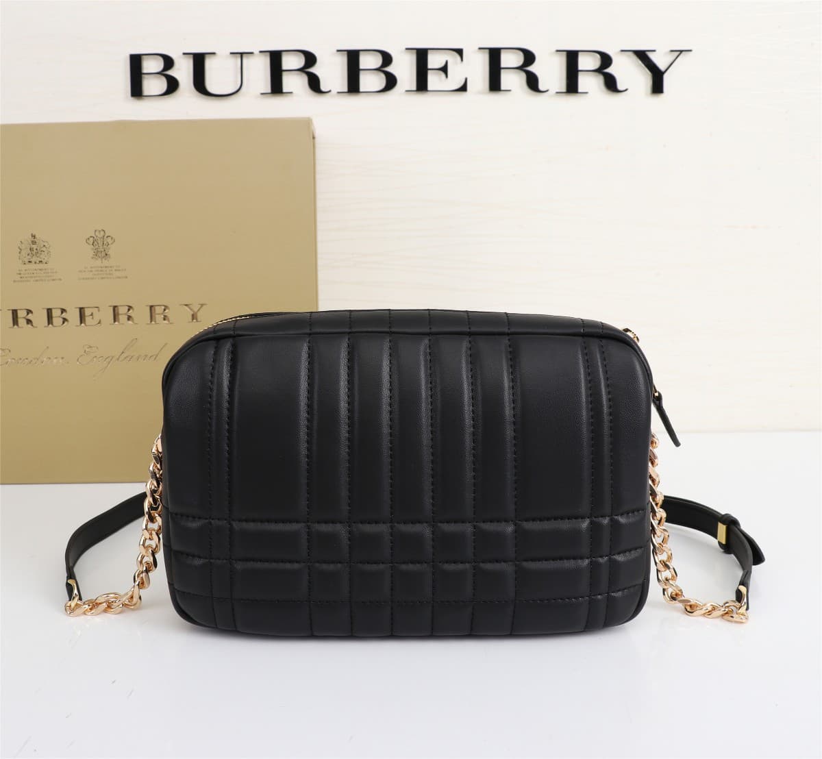 C65 🔥🔥The new large-sized leather tote bag from Brand B features exquisite and unique embroidery in an academy-style design 🤪🤪 It is decorated with the distinctive logo of Thomas Burberry, and comes with shiny chain straps. It can be carried on the should — image 2