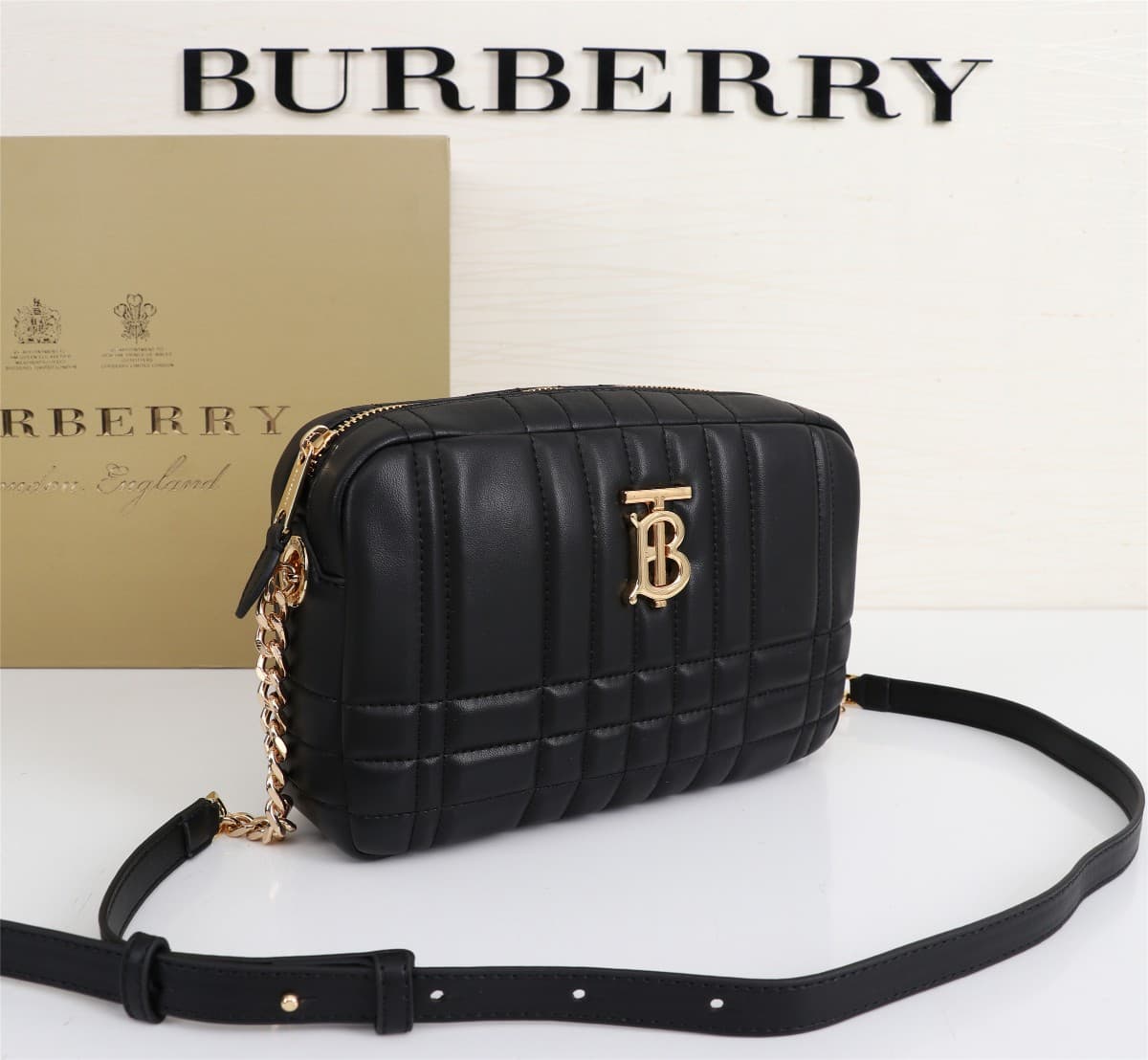 C65 🔥🔥The new large-sized leather tote bag from Brand B features exquisite and unique embroidery in an academy-style design 🤪🤪 It is decorated with the distinctive logo of Thomas Burberry, and comes with shiny chain straps. It can be carried on the should — image 3