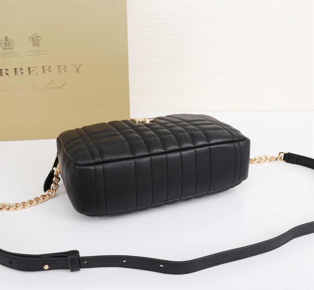 C65 🔥🔥The new large-sized leather tote bag from Brand B features exquisite and unique embroidery in an academy-style design 🤪🤪 It is decorated with the distinctive logo of Thomas Burberry, and comes with shiny chain straps. It can be carried on the should — image 4