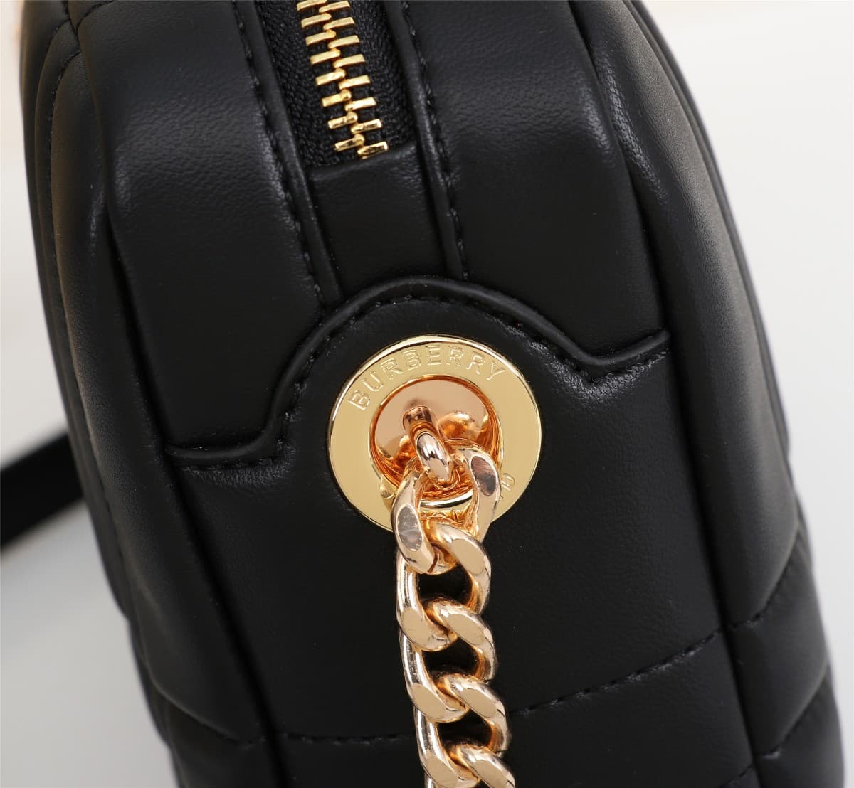 C65 🔥🔥The new large-sized leather tote bag from Brand B features exquisite and unique embroidery in an academy-style design 🤪🤪 It is decorated with the distinctive logo of Thomas Burberry, and comes with shiny chain straps. It can be carried on the should — image 5