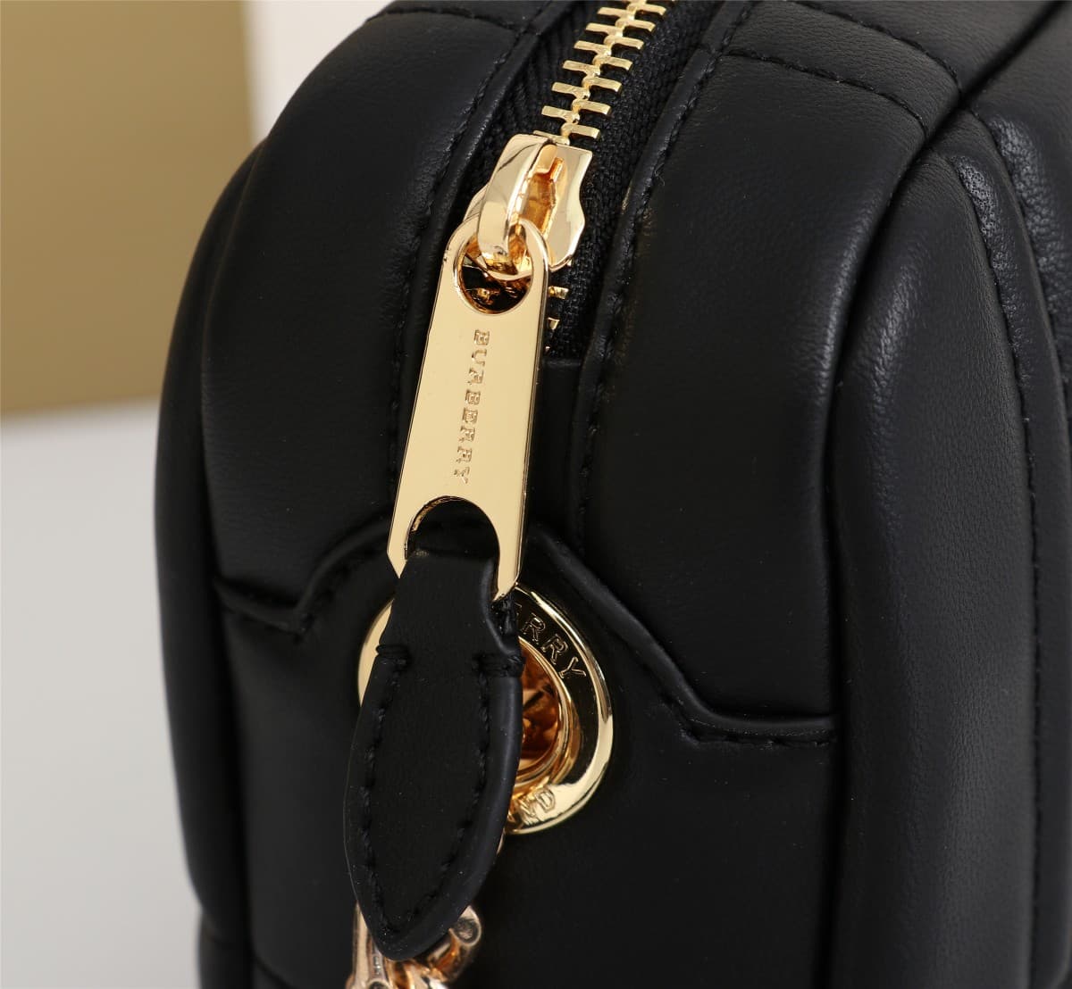 C65 🔥🔥The new large-sized leather tote bag from Brand B features exquisite and unique embroidery in an academy-style design 🤪🤪 It is decorated with the distinctive logo of Thomas Burberry, and comes with shiny chain straps. It can be carried on the should — image 6