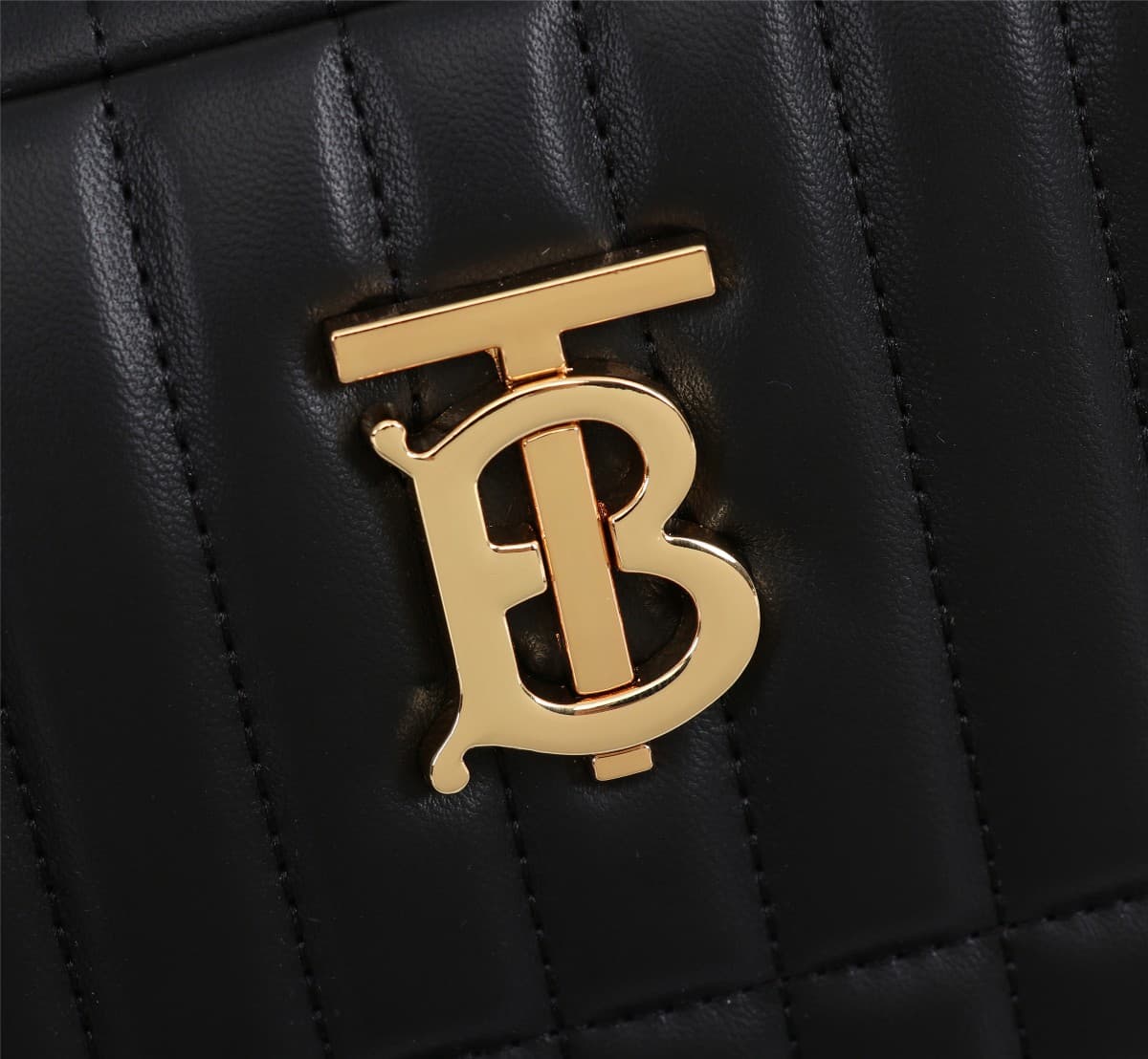 C65 🔥🔥The new large-sized leather tote bag from Brand B features exquisite and unique embroidery in an academy-style design 🤪🤪 It is decorated with the distinctive logo of Thomas Burberry, and comes with shiny chain straps. It can be carried on the should — image 7