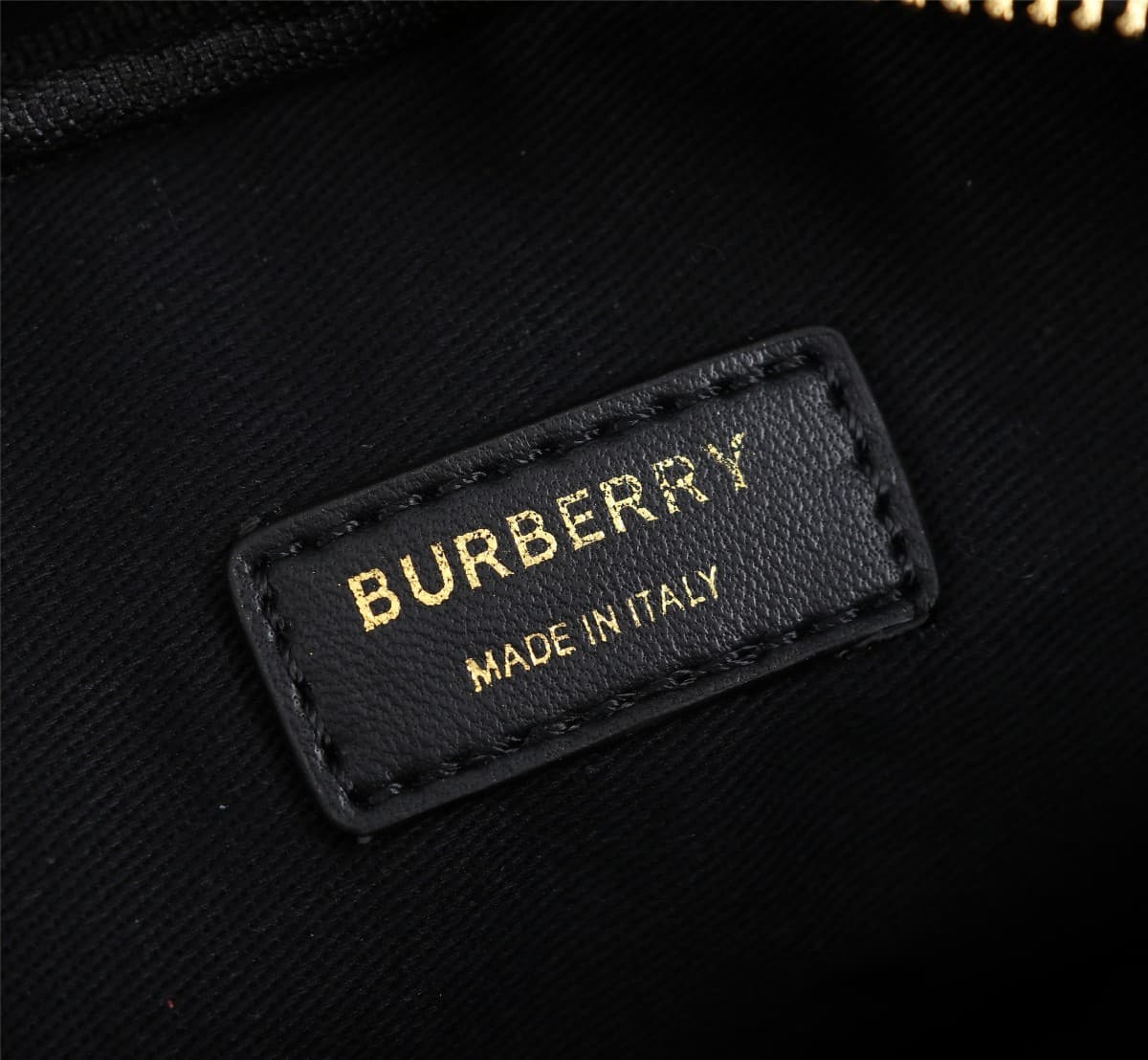 C65 🔥🔥The new large-sized leather tote bag from Brand B features exquisite and unique embroidery in an academy-style design 🤪🤪 It is decorated with the distinctive logo of Thomas Burberry, and comes with shiny chain straps. It can be carried on the should — image 8