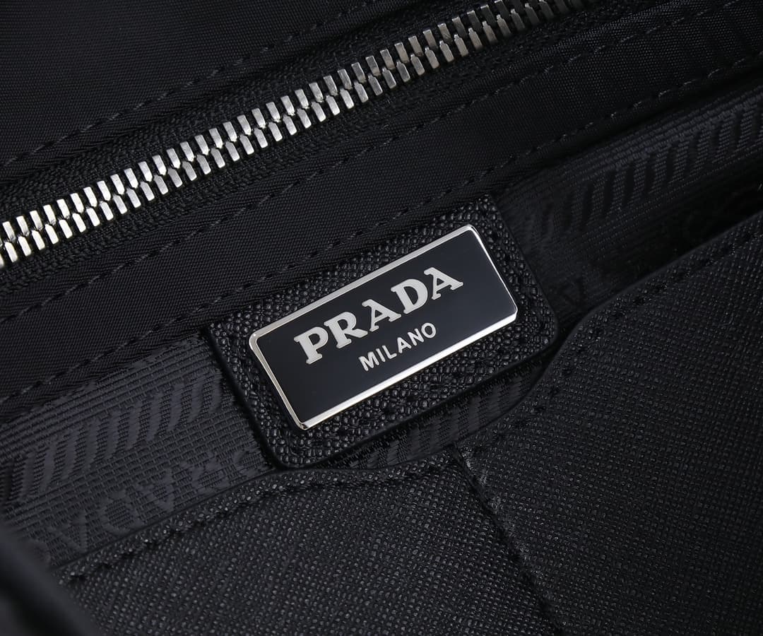 C7018 P family parachute-style messenger bag, model 2VD7688 large size. Dimensions: 32 * 24 * 12cm. High-quality original product. This nylon flap handbag is adorned with classic Saffiano leather trim. It features two side-opening zippers. Made of importe — image 7