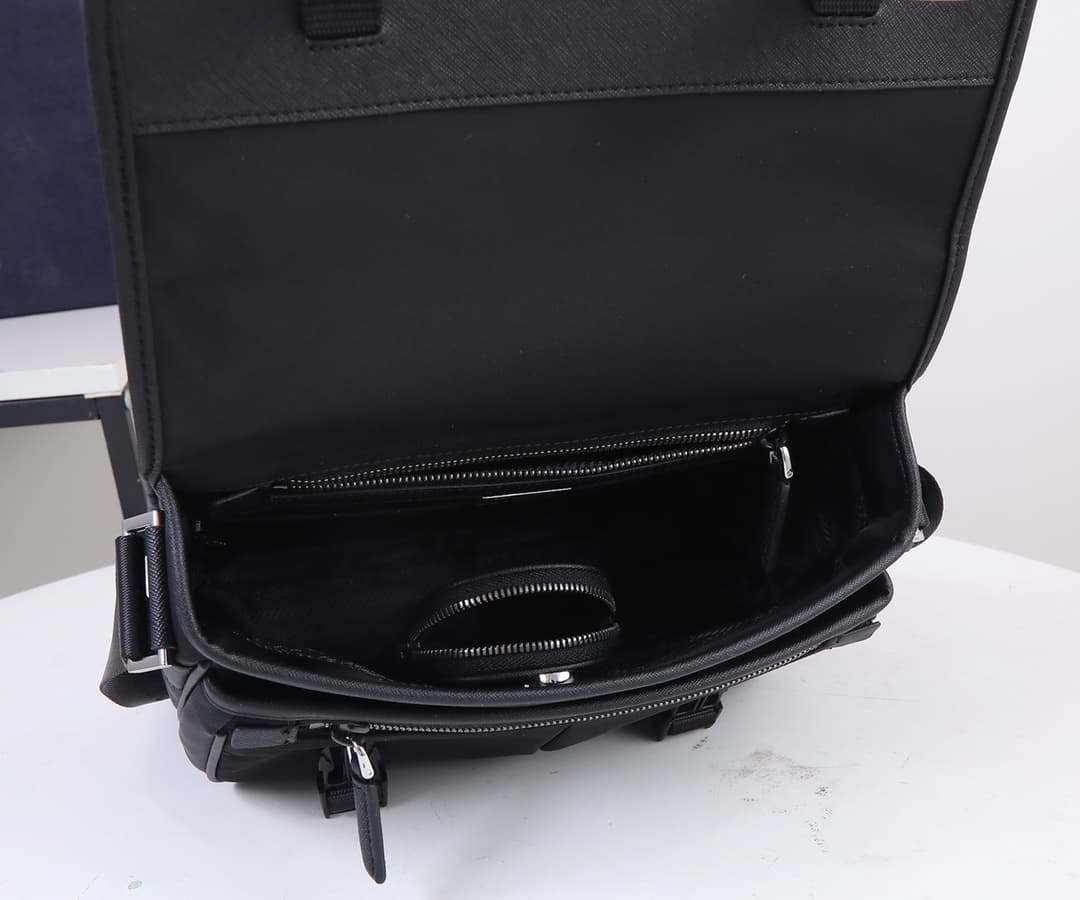 C7018 P family parachute-style messenger bag, model 2VD7688 large size. Dimensions: 32 * 24 * 12cm. High-quality original product. This nylon flap handbag is adorned with classic Saffiano leather trim. It features two side-opening zippers. Made of importe — image 8
