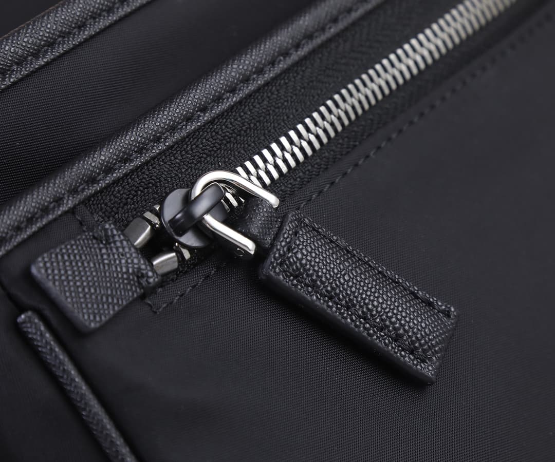 C7018 P family parachute-style messenger bag, model 2VD7688 large size. Dimensions: 32 * 24 * 12cm. High-quality original product. This nylon flap handbag is adorned with classic Saffiano leather trim. It features two side-opening zippers. Made of importe — image 6