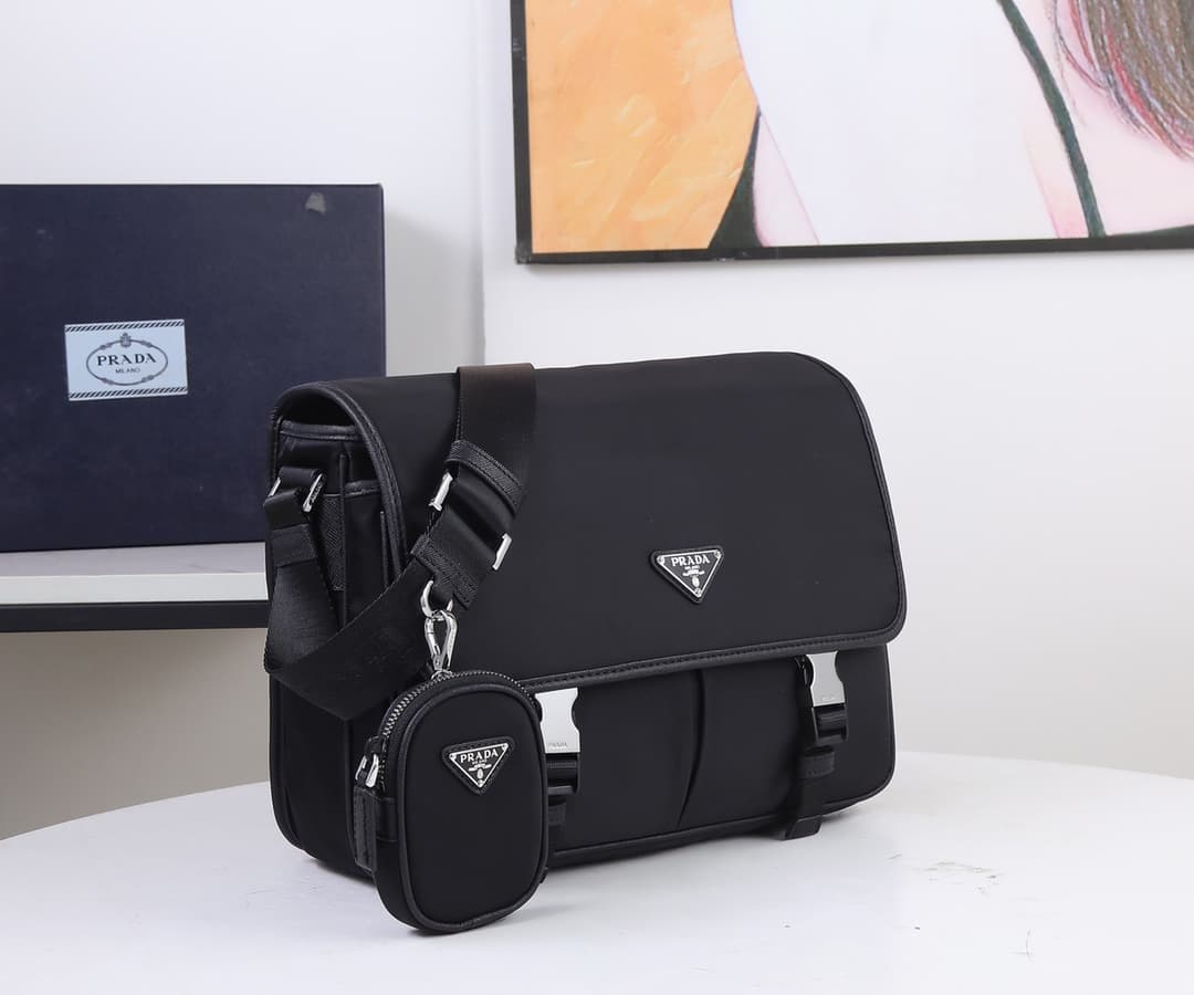 C7018 P family parachute-style messenger bag, model 2VD7688 large size. Dimensions: 32 * 24 * 12cm. High-quality original product. This nylon flap handbag is adorned with classic Saffiano leather trim. It features two side-opening zippers. Made of importe — image 2