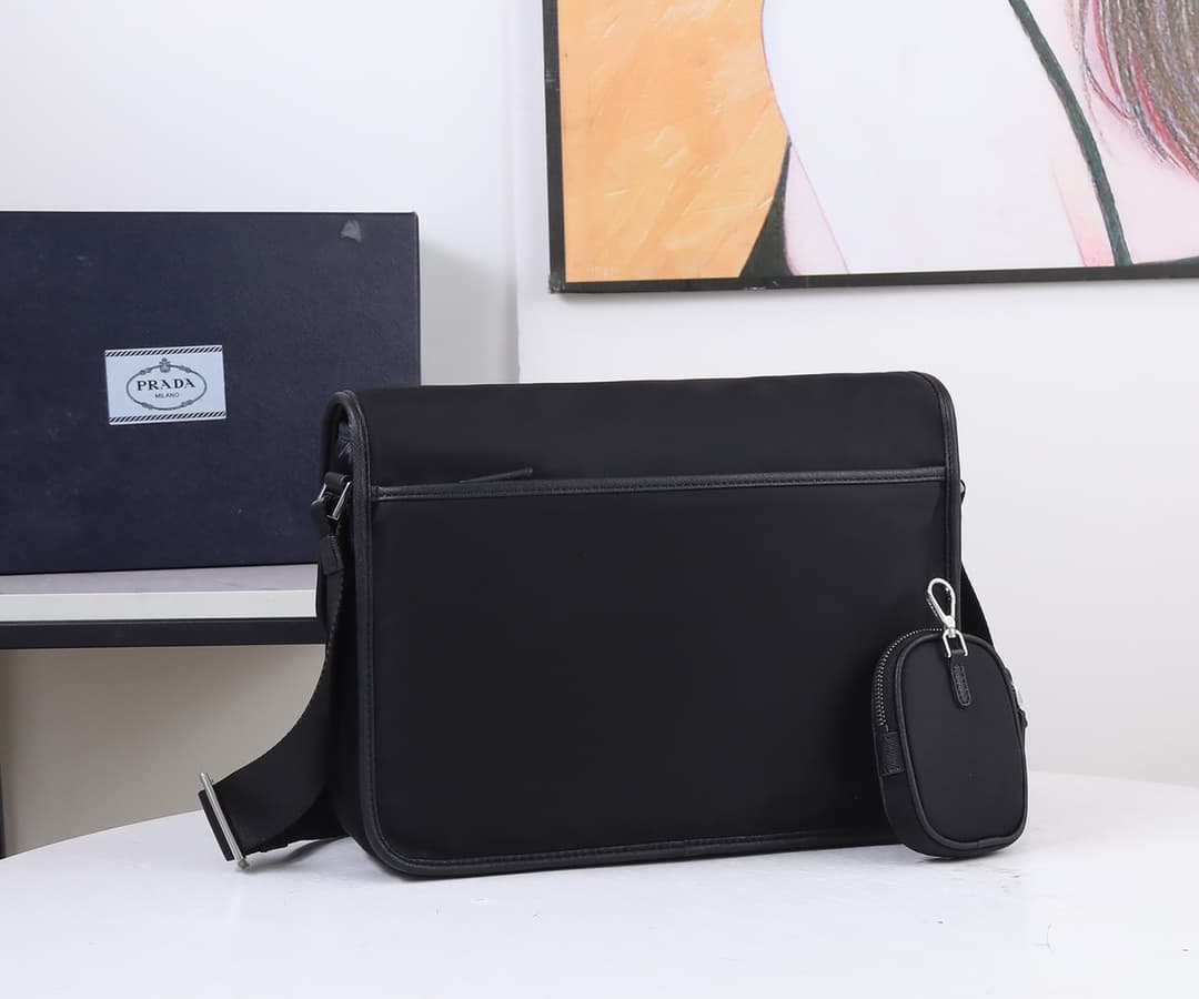 C7018 P family parachute-style messenger bag, model 2VD7688 large size. Dimensions: 32 * 24 * 12cm. High-quality original product. This nylon flap handbag is adorned with classic Saffiano leather trim. It features two side-opening zippers. Made of importe — image 3