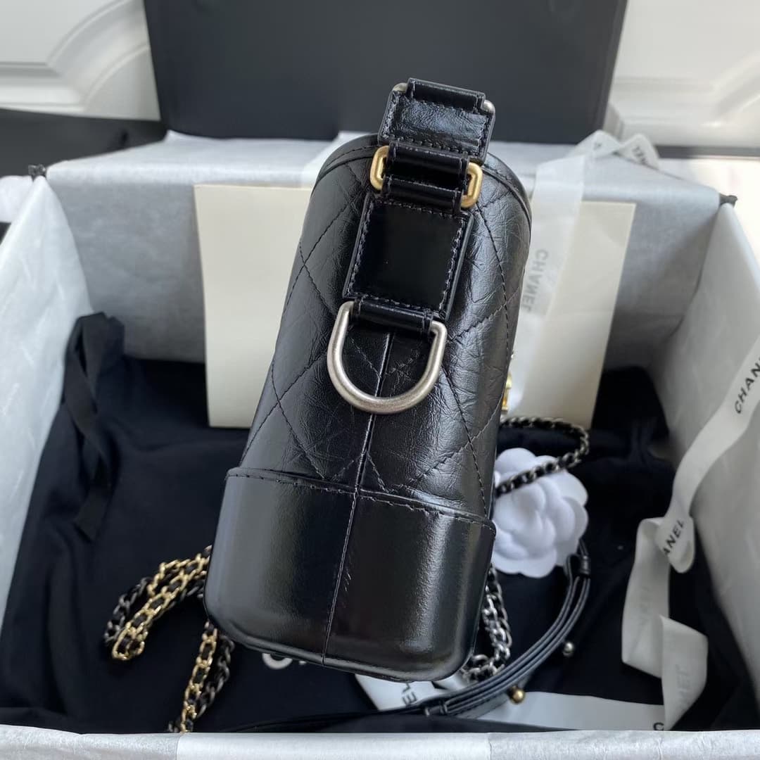 C772 Chane* Gabrielle#Christian Lacroze’s innovations never fail to impress. By integrating strength and elegant design aesthetics into the existing beauty, the Chanel Gabrielle bag was created. It made its debut at the 2017 spring/summer high-end fashion — image 4