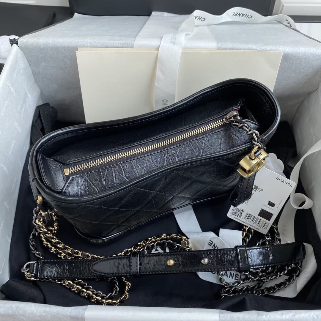 C772 Chane* Gabrielle#Christian Lacroze’s innovations never fail to impress. By integrating strength and elegant design aesthetics into the existing beauty, the Chanel Gabrielle bag was created. It made its debut at the 2017 spring/summer high-end fashion — image 6