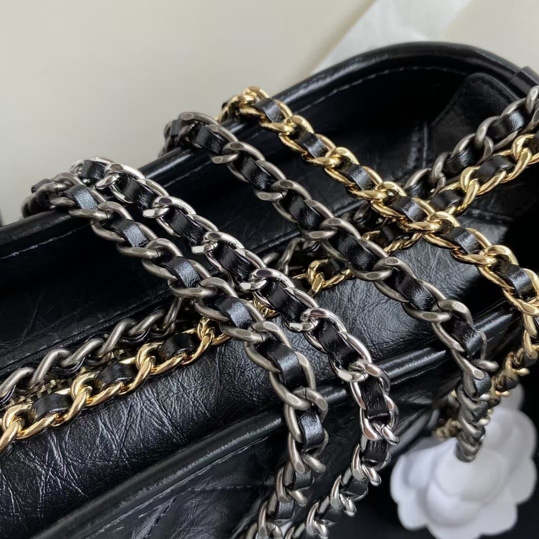 C772 Chane* Gabrielle#Christian Lacroze’s innovations never fail to impress. By integrating strength and elegant design aesthetics into the existing beauty, the Chanel Gabrielle bag was created. It made its debut at the 2017 spring/summer high-end fashion — image 7