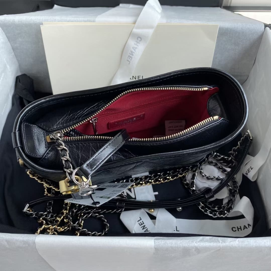 C772 Chane* Gabrielle#Christian Lacroze’s innovations never fail to impress. By integrating strength and elegant design aesthetics into the existing beauty, the Chanel Gabrielle bag was created. It made its debut at the 2017 spring/summer high-end fashion — image 8