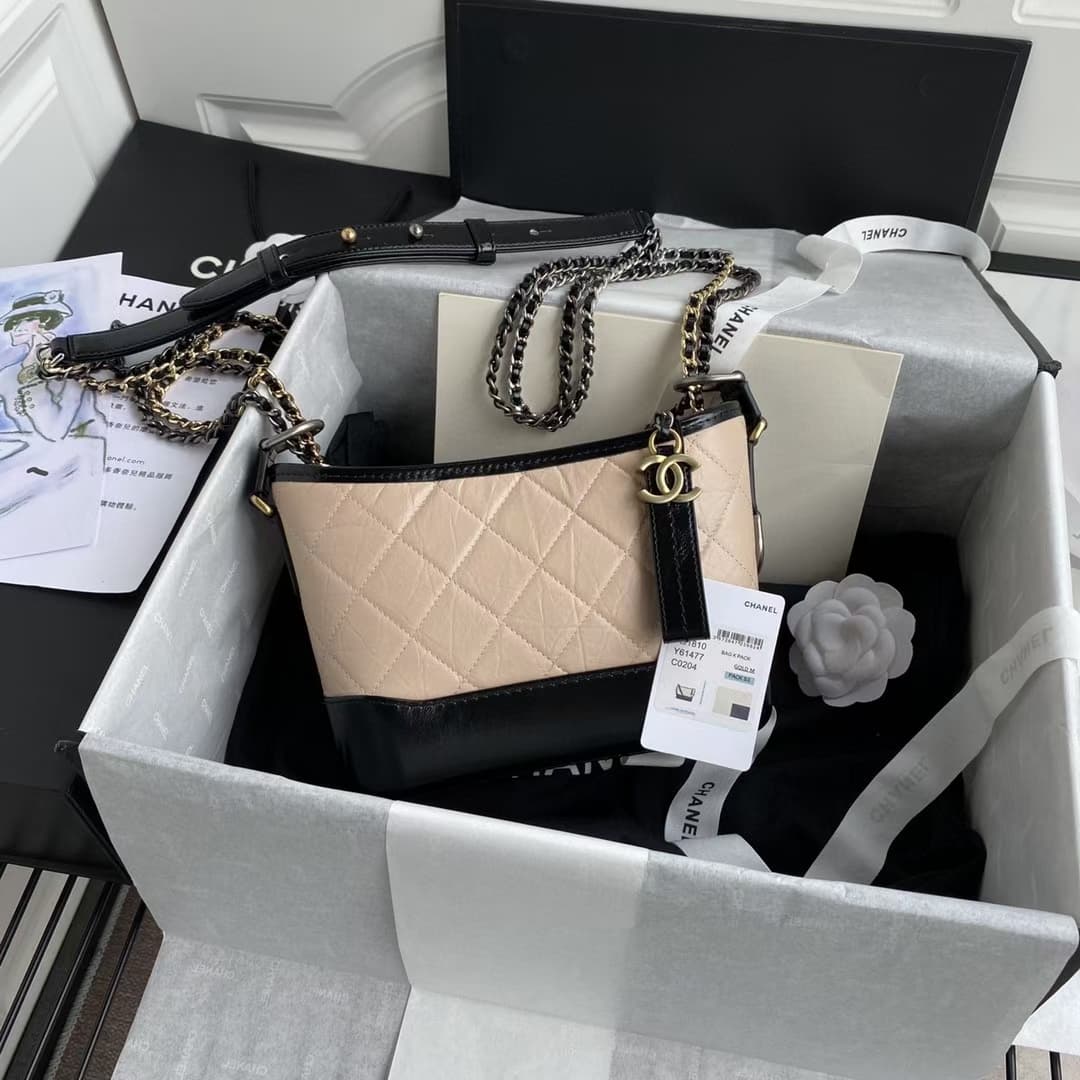 C771 Chane* Gabrielle# Calvin Klein always delivers something impressive. By integrating strength and elegant design aesthetics into its natural beauty, the Calvin Klein Gabrielle bag was created. It made its debut at the 2017 spring/summer high-end appar — image 1