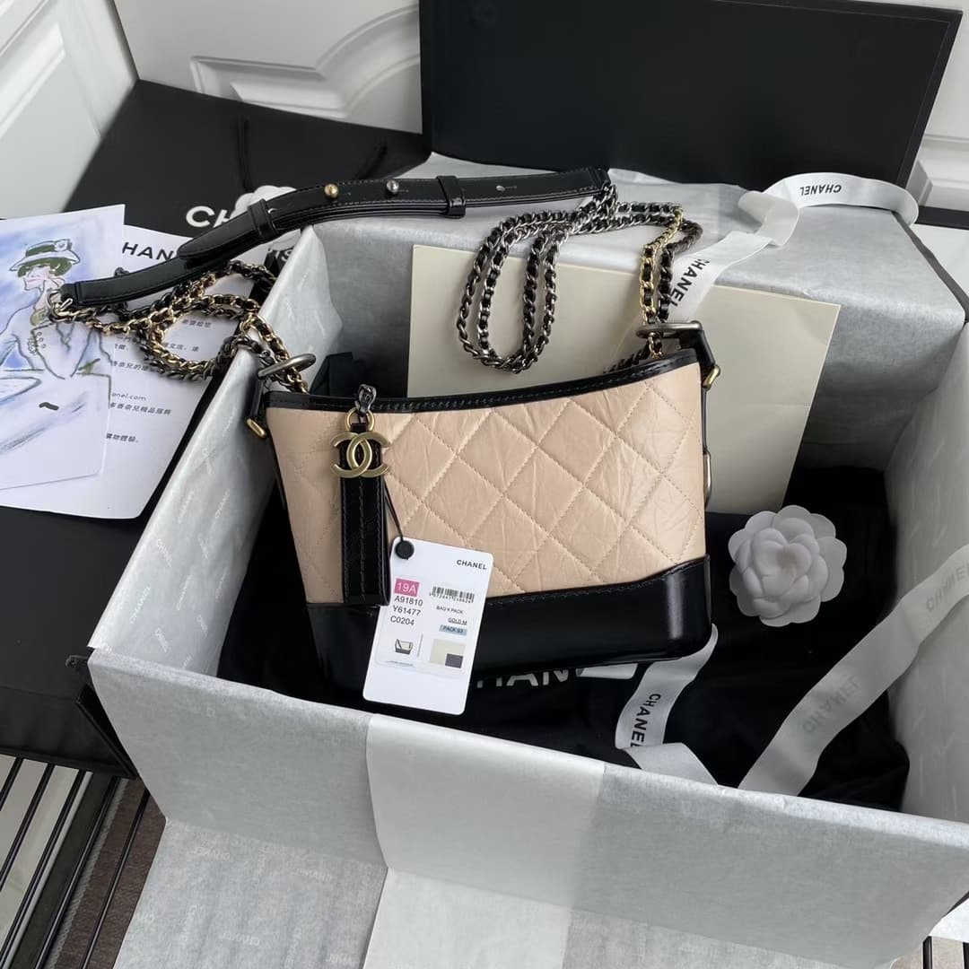 C771 Chane* Gabrielle# Calvin Klein always delivers something impressive. By integrating strength and elegant design aesthetics into its natural beauty, the Calvin Klein Gabrielle bag was created. It made its debut at the 2017 spring/summer high-end appar — image 2