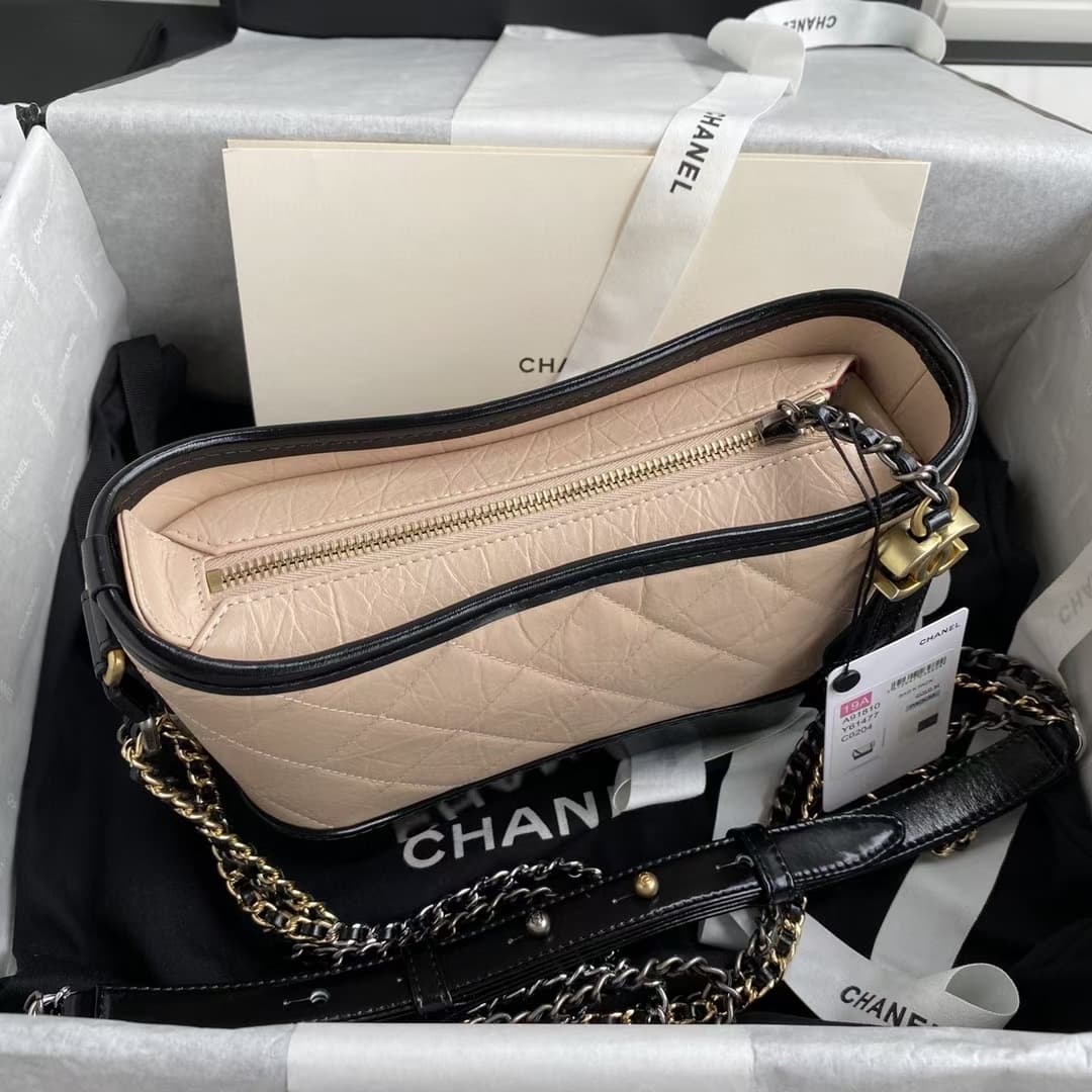 C771 Chane* Gabrielle# Calvin Klein always delivers something impressive. By integrating strength and elegant design aesthetics into its natural beauty, the Calvin Klein Gabrielle bag was created. It made its debut at the 2017 spring/summer high-end appar — image 4