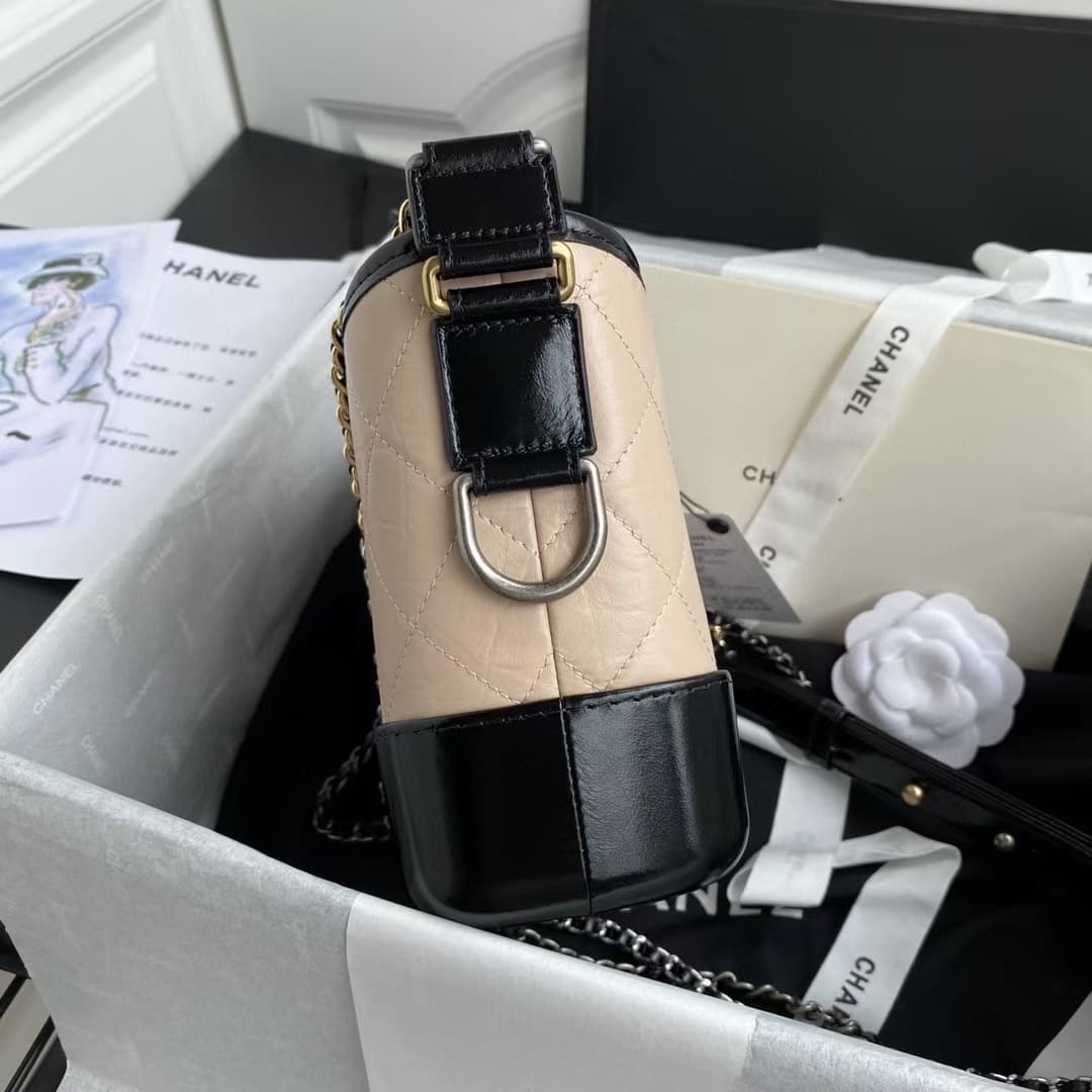 C771 Chane* Gabrielle# Calvin Klein always delivers something impressive. By integrating strength and elegant design aesthetics into its natural beauty, the Calvin Klein Gabrielle bag was created. It made its debut at the 2017 spring/summer high-end appar — image 5