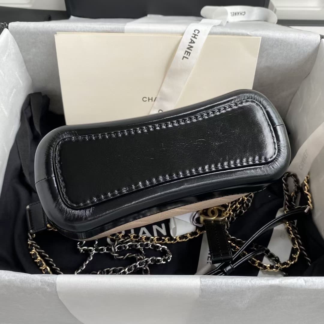 C771 Chane* Gabrielle# Calvin Klein always delivers something impressive. By integrating strength and elegant design aesthetics into its natural beauty, the Calvin Klein Gabrielle bag was created. It made its debut at the 2017 spring/summer high-end appar — image 6