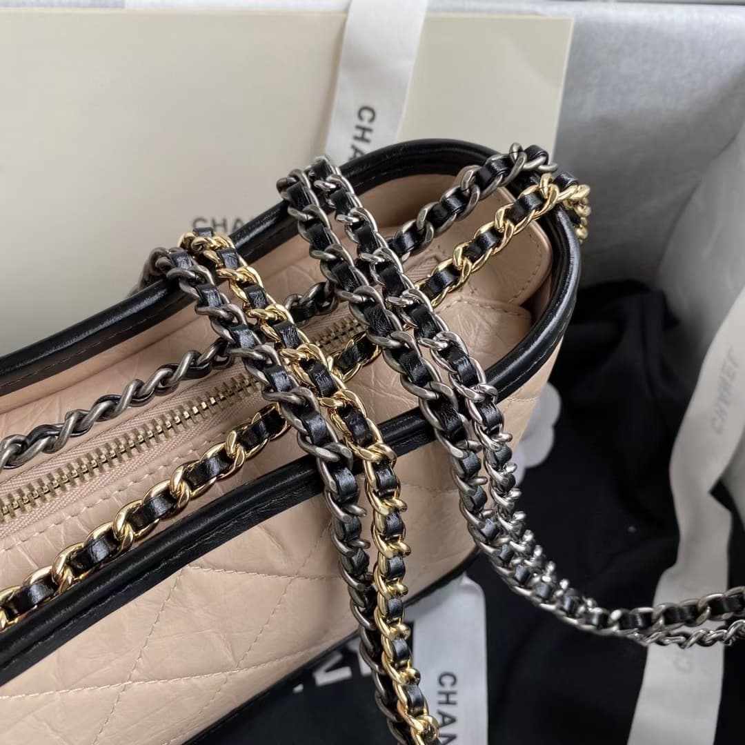 C771 Chane* Gabrielle# Calvin Klein always delivers something impressive. By integrating strength and elegant design aesthetics into its natural beauty, the Calvin Klein Gabrielle bag was created. It made its debut at the 2017 spring/summer high-end appar — image 7