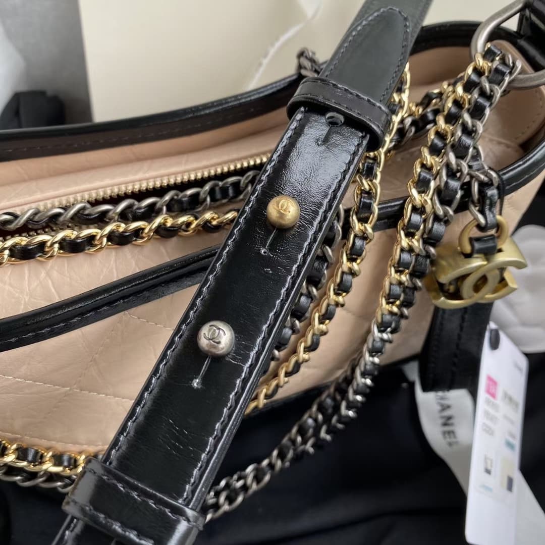 C771 Chane* Gabrielle# Calvin Klein always delivers something impressive. By integrating strength and elegant design aesthetics into its natural beauty, the Calvin Klein Gabrielle bag was created. It made its debut at the 2017 spring/summer high-end appar — image 8