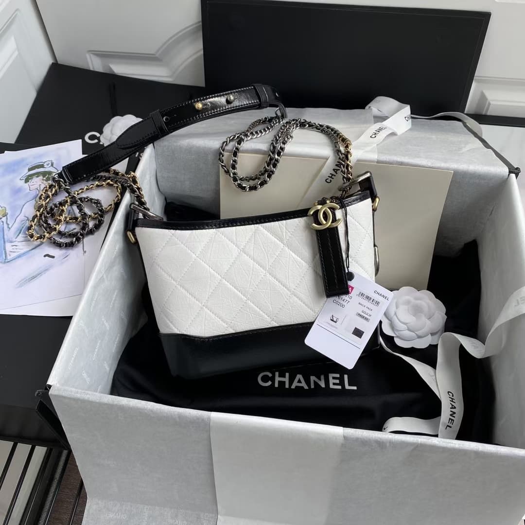 C770 Chane* Gabrielle# CK: Its innovations never fail to impress. By integrating strength and elegant design aesthetics into the existing beauty, the Gabrielle bag was created. It made its debut at the 2017 spring/summer high-end clothing collection event — image 1