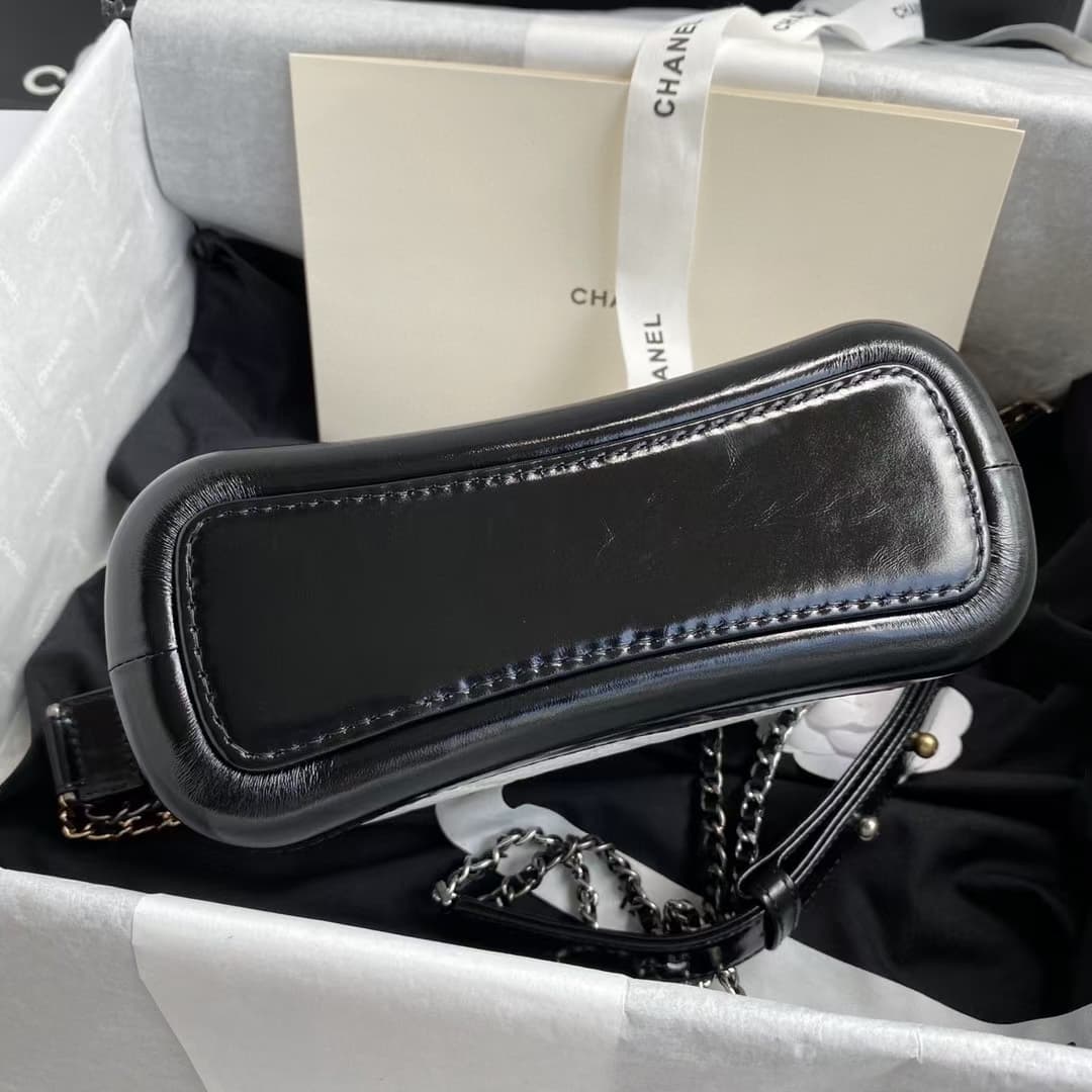 C770 Chane* Gabrielle# CK: Its innovations never fail to impress. By integrating strength and elegant design aesthetics into the existing beauty, the Gabrielle bag was created. It made its debut at the 2017 spring/summer high-end clothing collection event — image 5