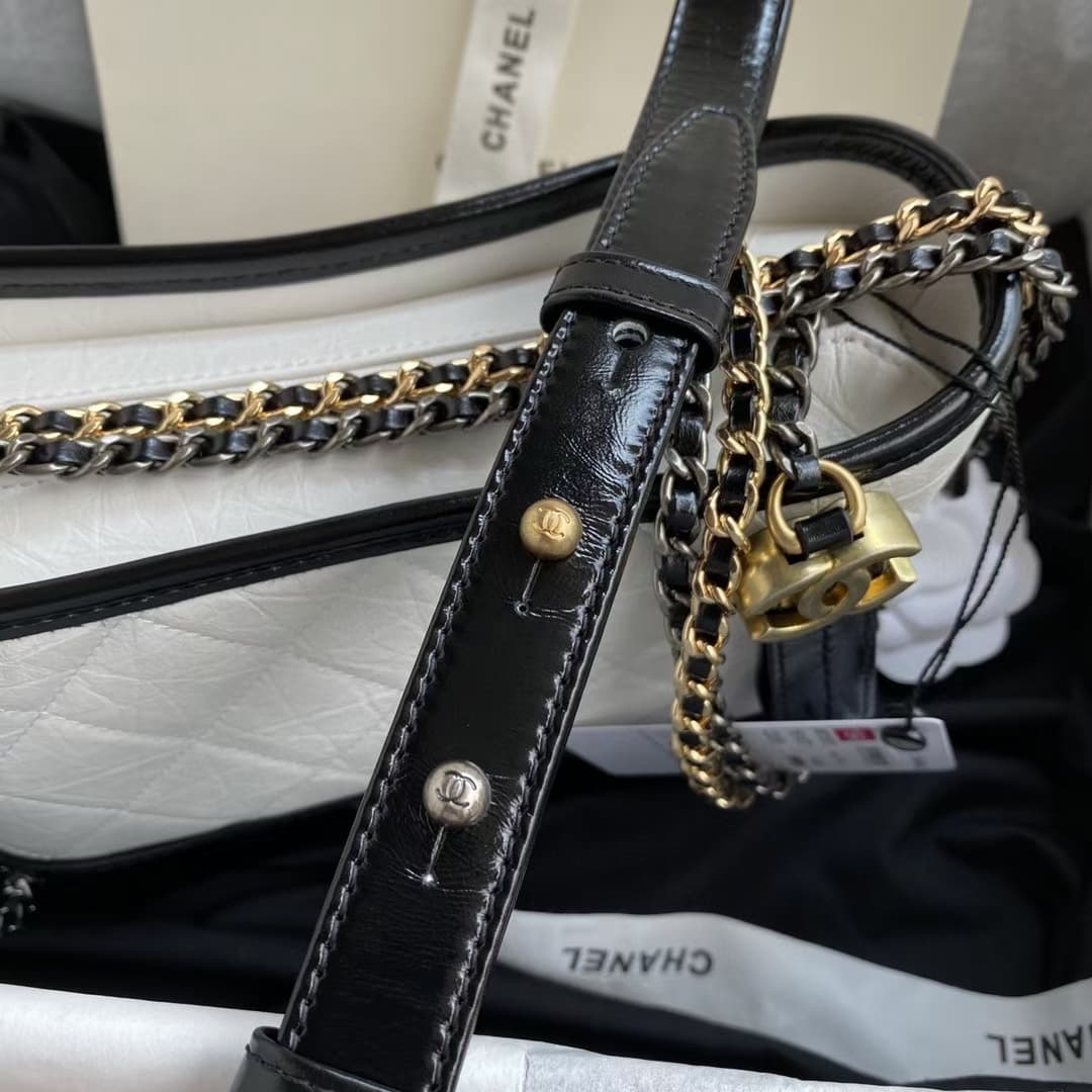 C770 Chane* Gabrielle# CK: Its innovations never fail to impress. By integrating strength and elegant design aesthetics into the existing beauty, the Gabrielle bag was created. It made its debut at the 2017 spring/summer high-end clothing collection event — image 7