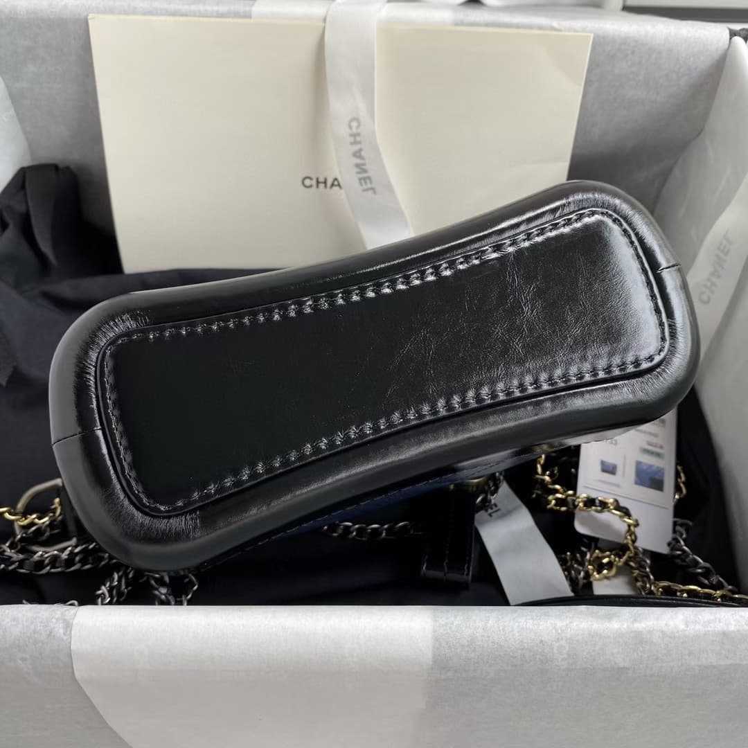 C773 Chane* Gabrielle#Gucci always delivers something impressive. By integrating strength and elegant design aesthetics into its existing beauty, the Gabrielle bag was created. It made its debut at the 2017 spring/summer high-end clothing collection launc — image 6