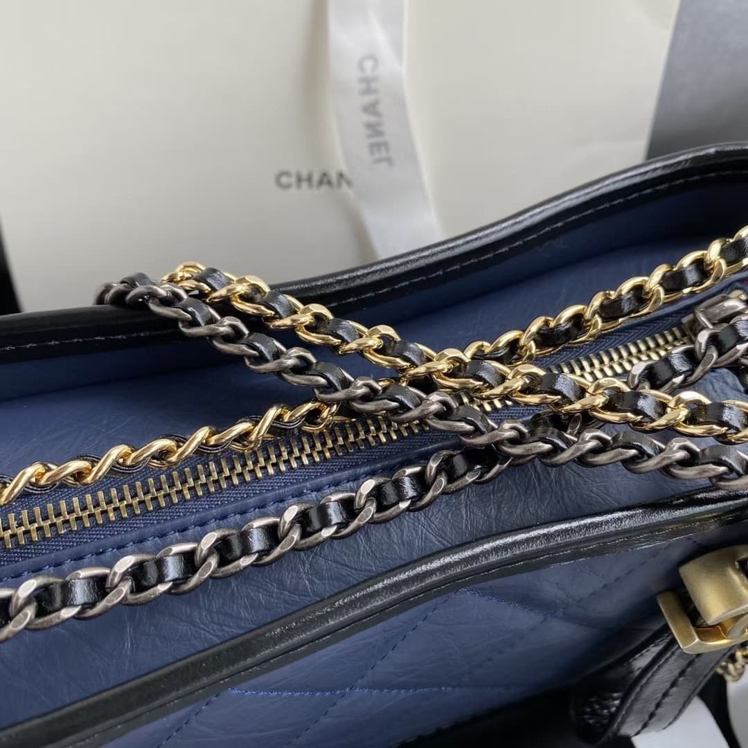 C773 Chane* Gabrielle#Gucci always delivers something impressive. By integrating strength and elegant design aesthetics into its existing beauty, the Gabrielle bag was created. It made its debut at the 2017 spring/summer high-end clothing collection launc — image 7
