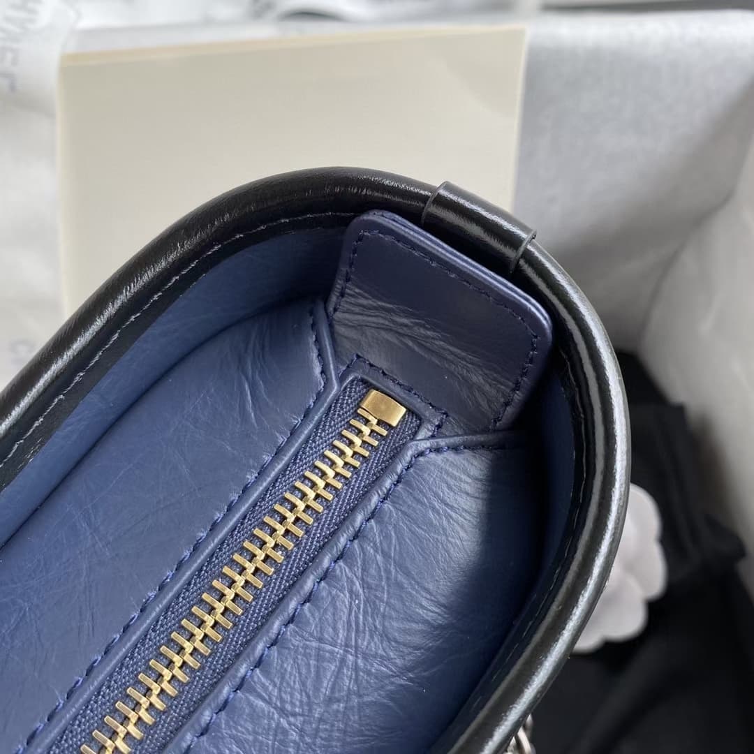 C773 Chane* Gabrielle#Gucci always delivers something impressive. By integrating strength and elegant design aesthetics into its existing beauty, the Gabrielle bag was created. It made its debut at the 2017 spring/summer high-end clothing collection launc — image 8